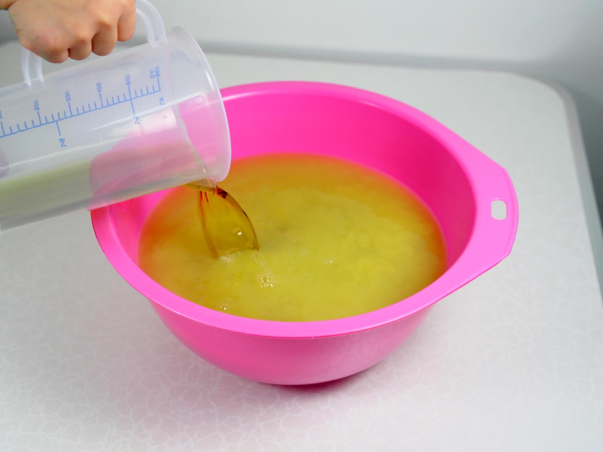 倒入檸檬精油酒精