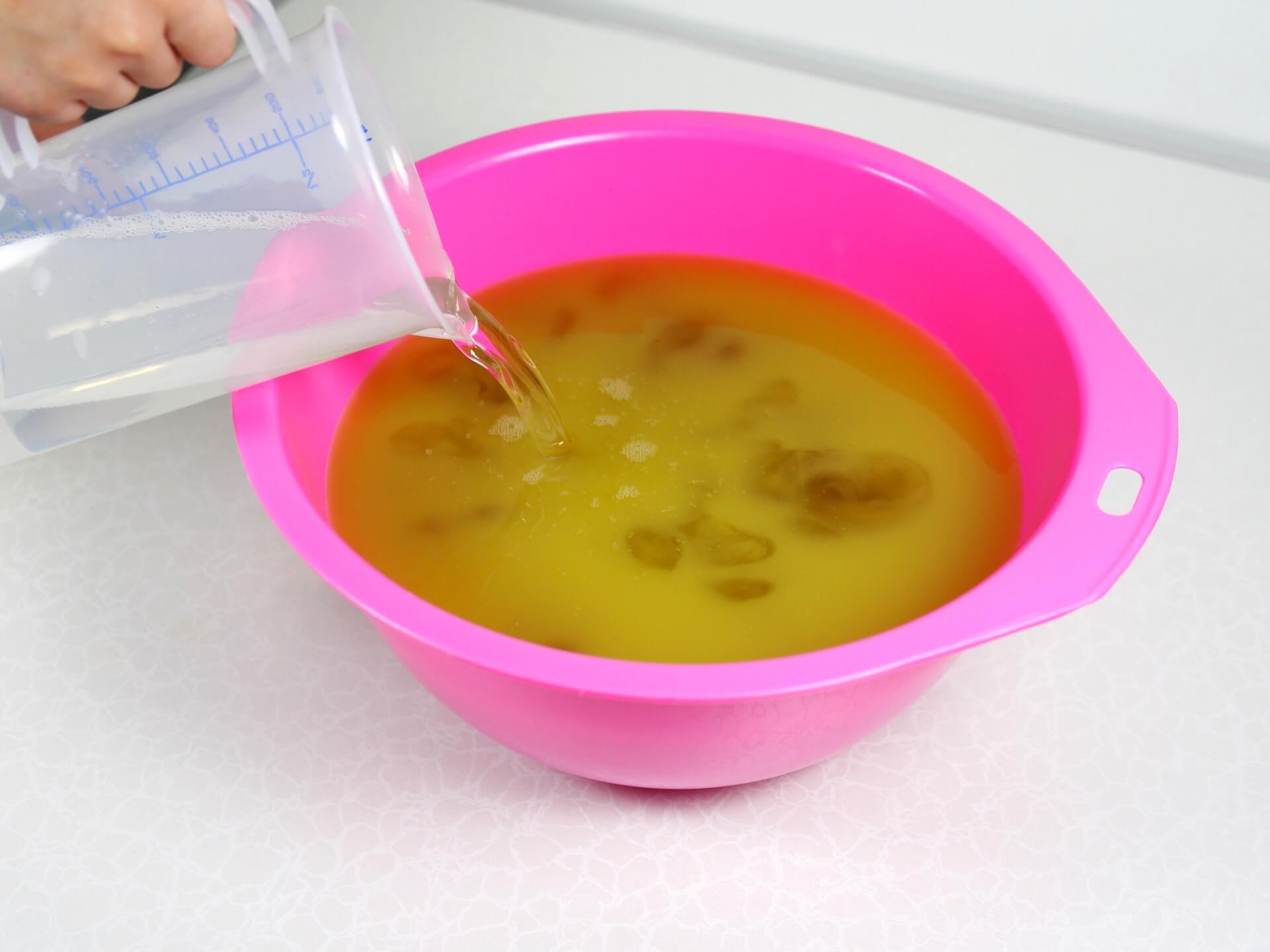 倒入椰子油起泡劑