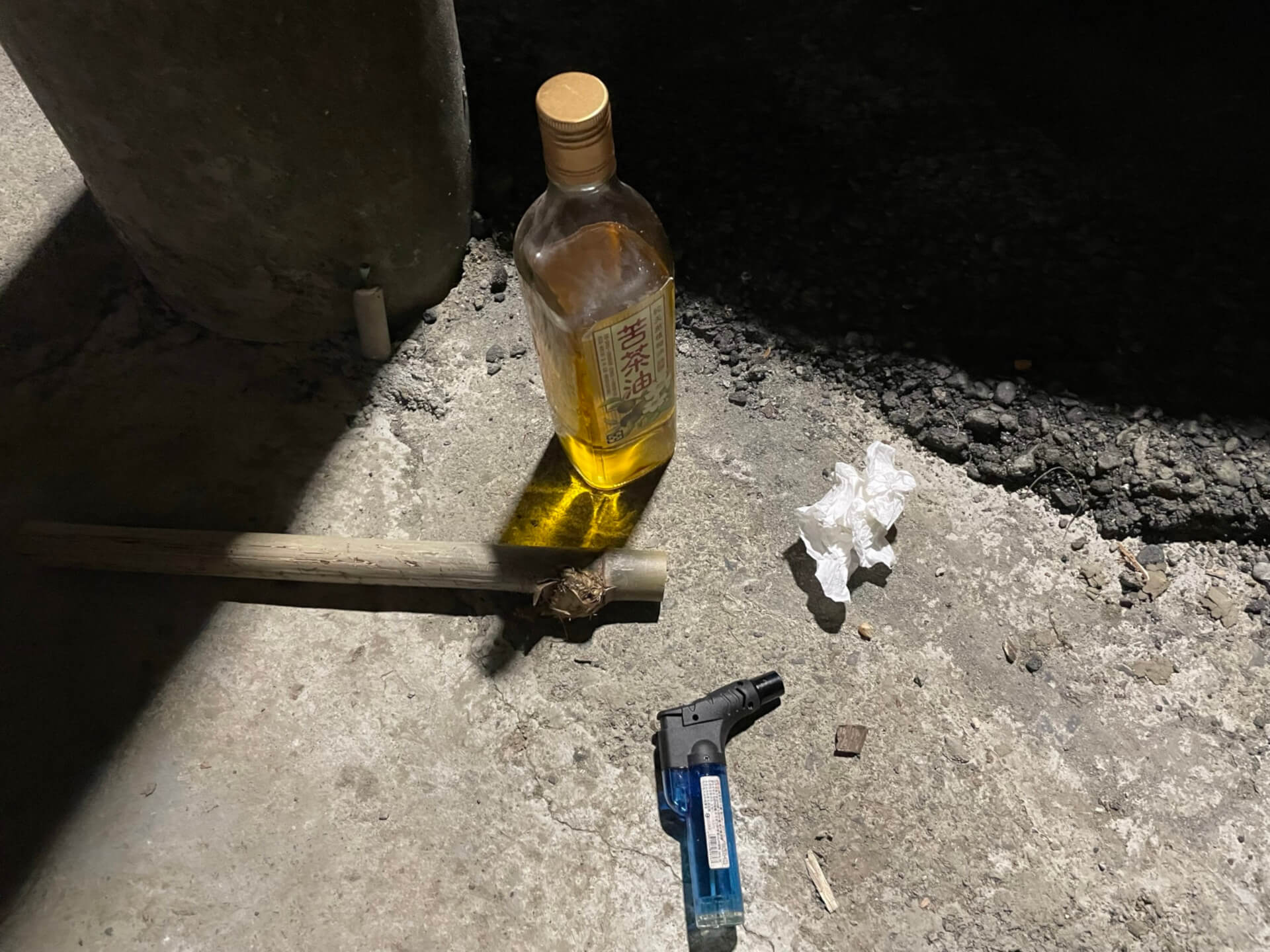 竹子、油、紙巾、打火機