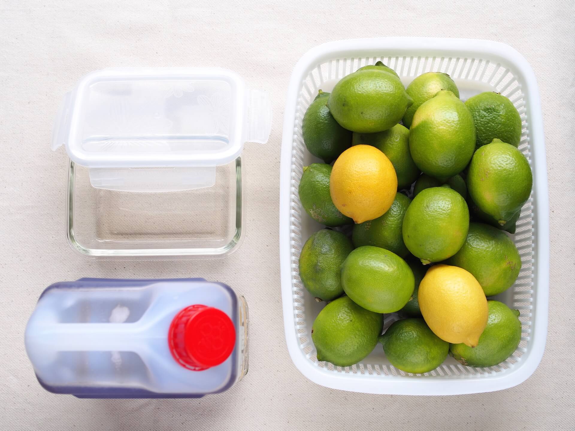 新鮮檸檬、玻璃保鮮盒與蜂蜜