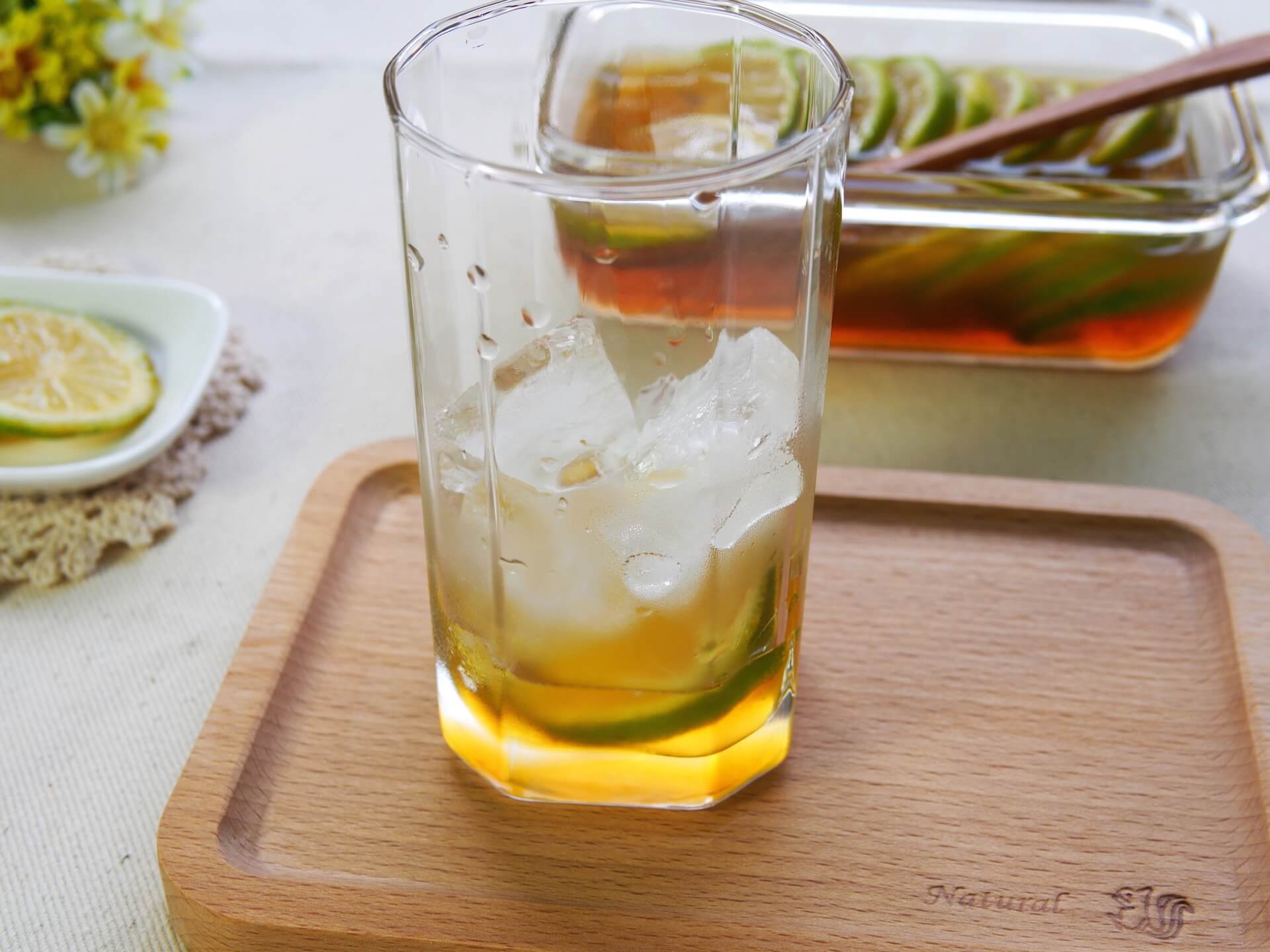蜜漬檸檬片加冰塊