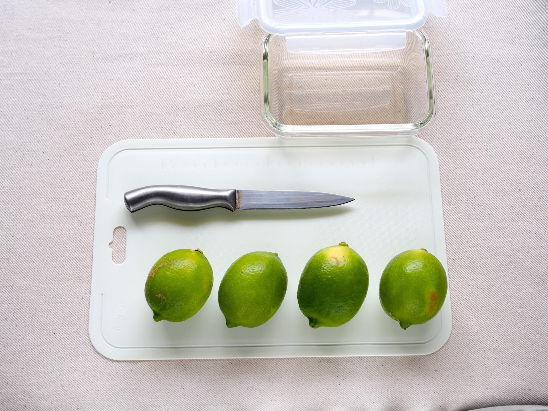 新鮮檸檬、水果刀與砧板