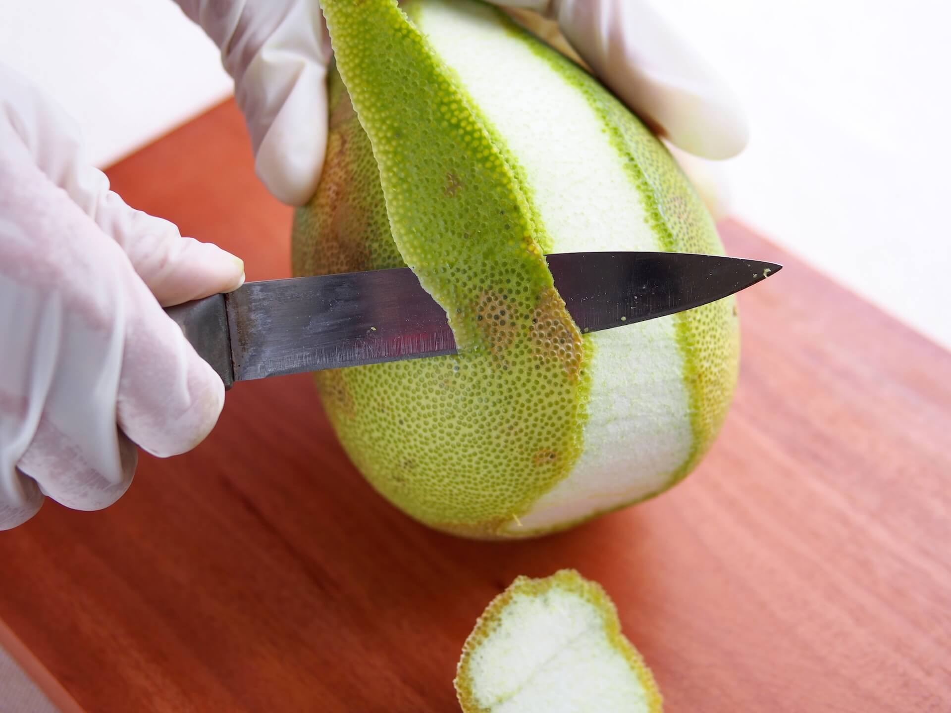 用水果刀削柚子皮