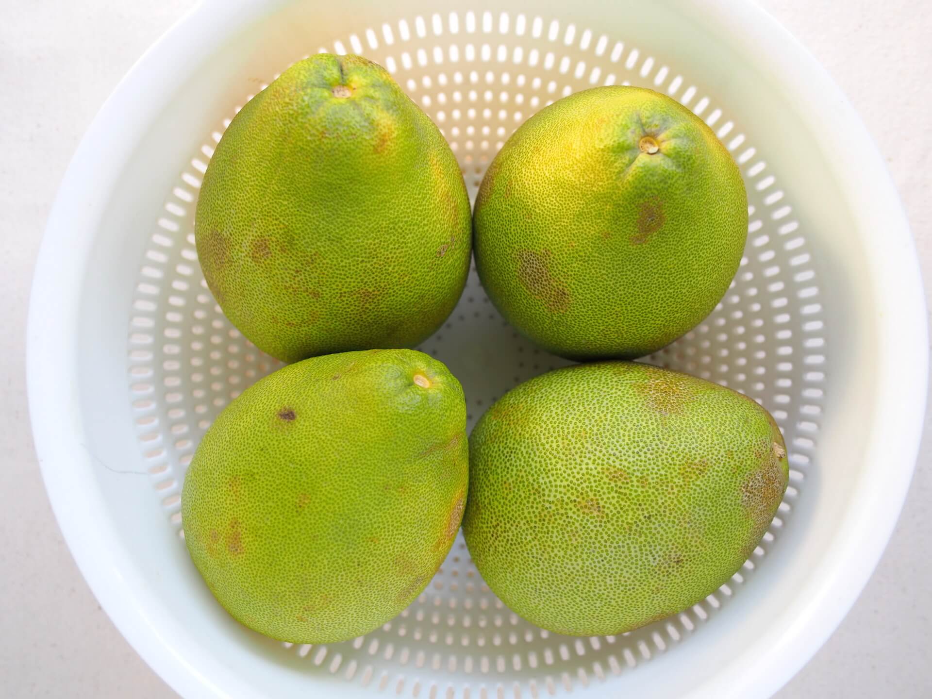 約 3-4 顆文旦柚才能取出 0.9 公斤的果皮與果肉