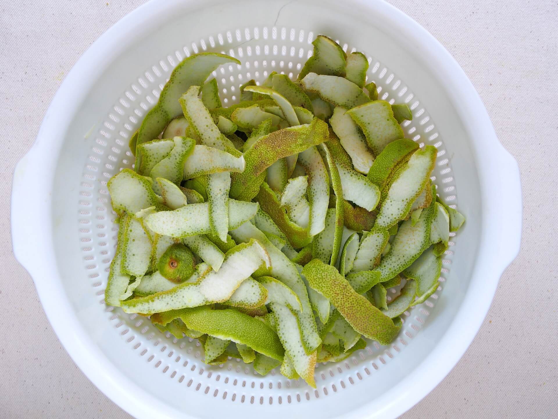 削好的柚子果皮