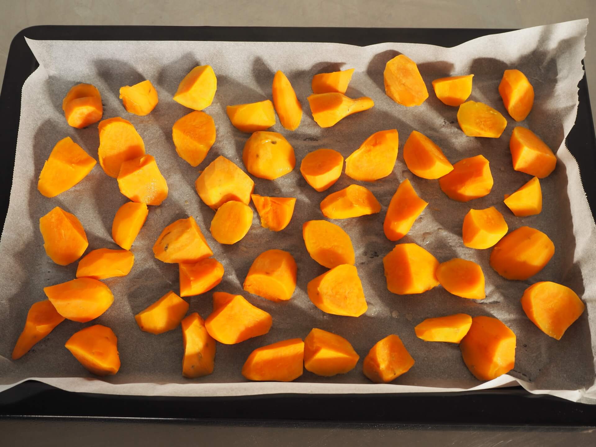 將地瓜放上烤盤