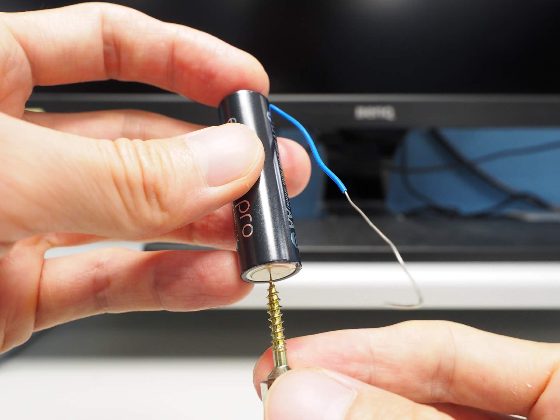 強力磁鐵吸住螺絲釘與電池