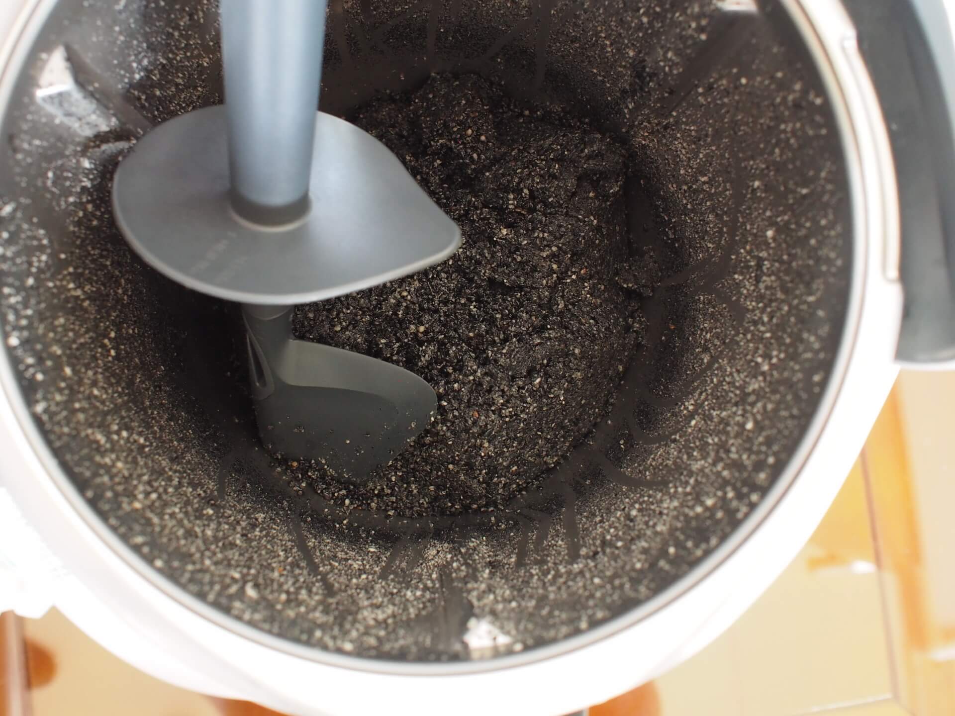 用刮刀將餡料刮至底部