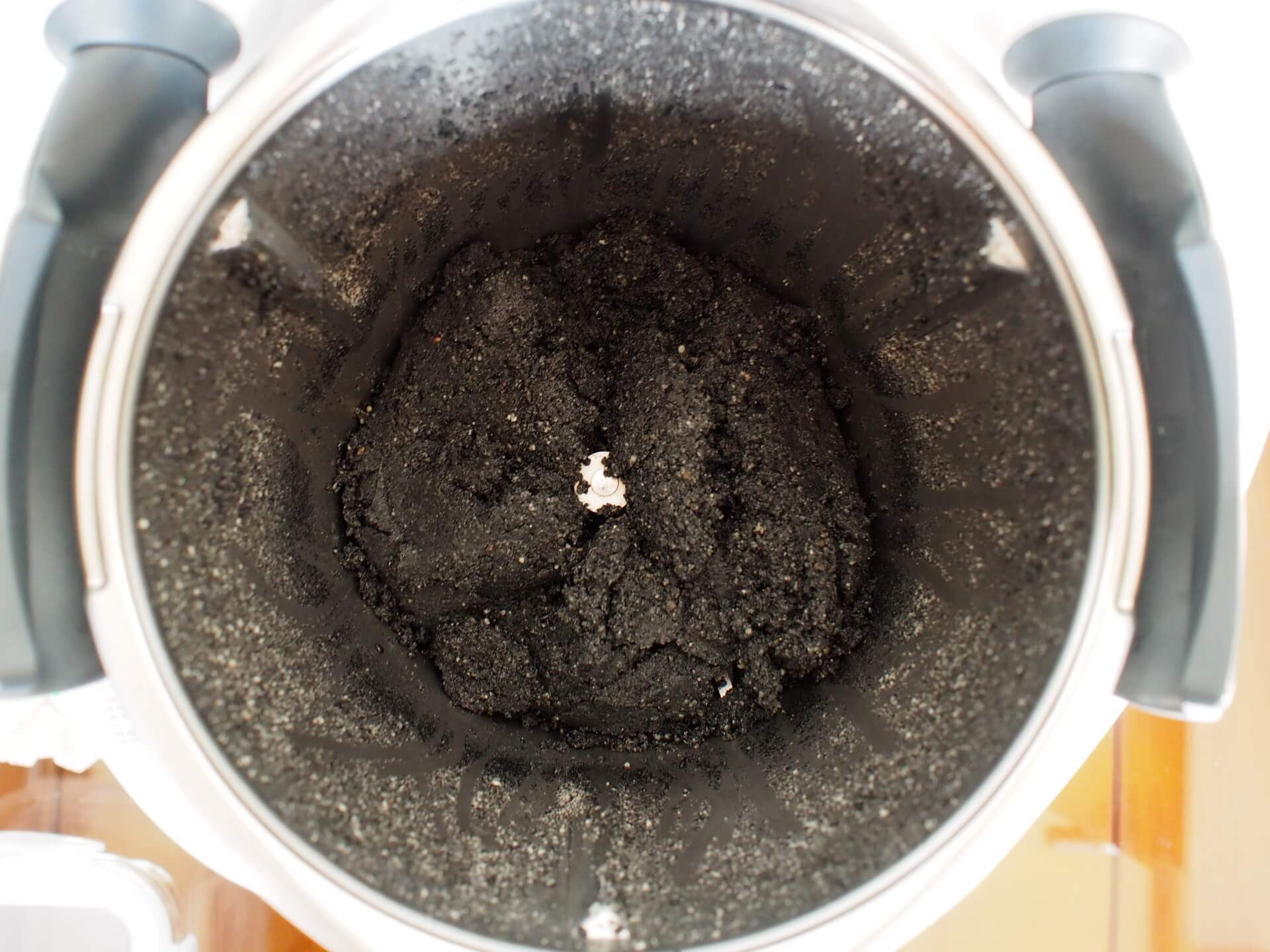 用刮刀將餡料刮至底部