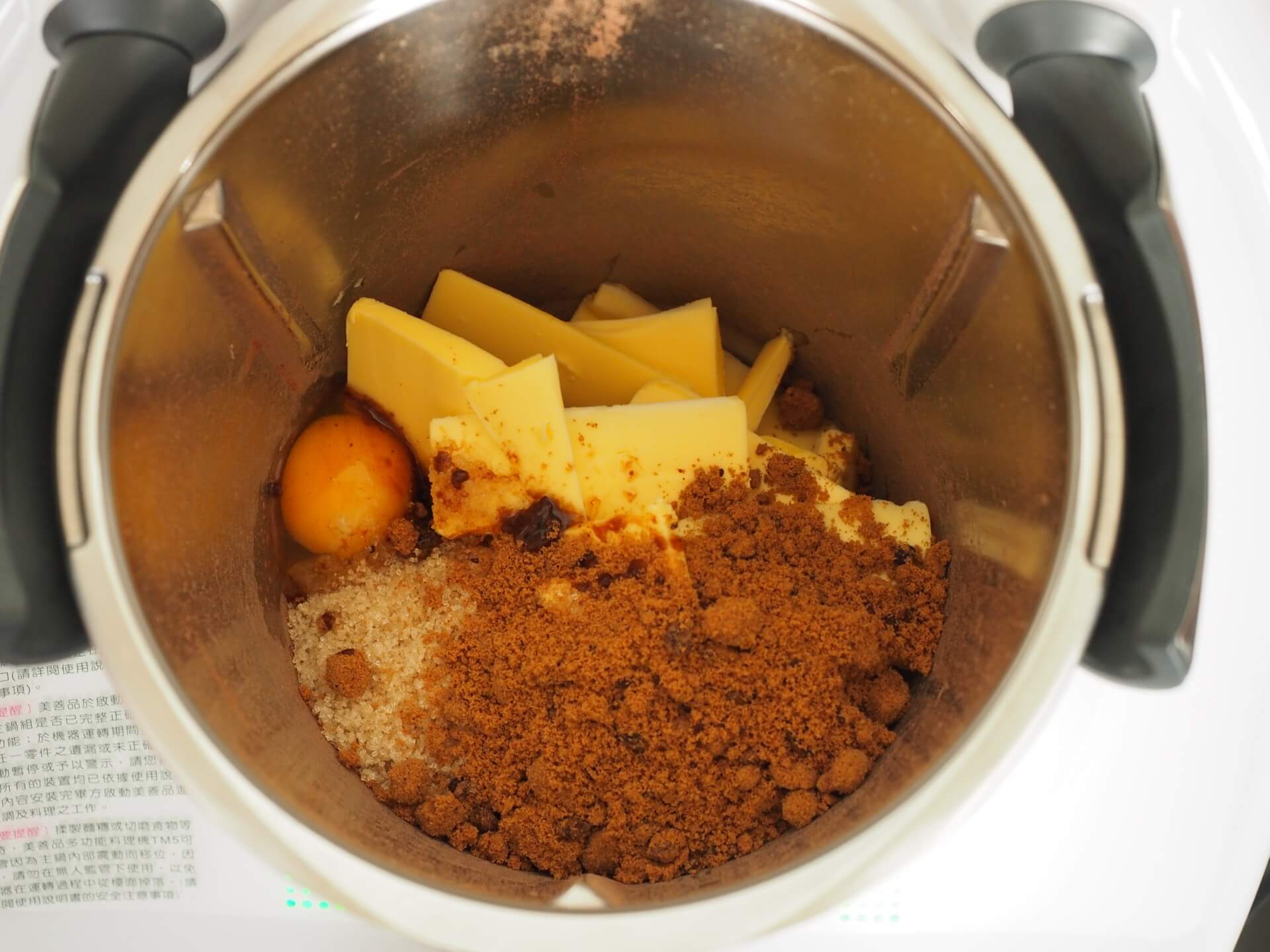 加入安佳奶油、砂糖、黑糖、蛋