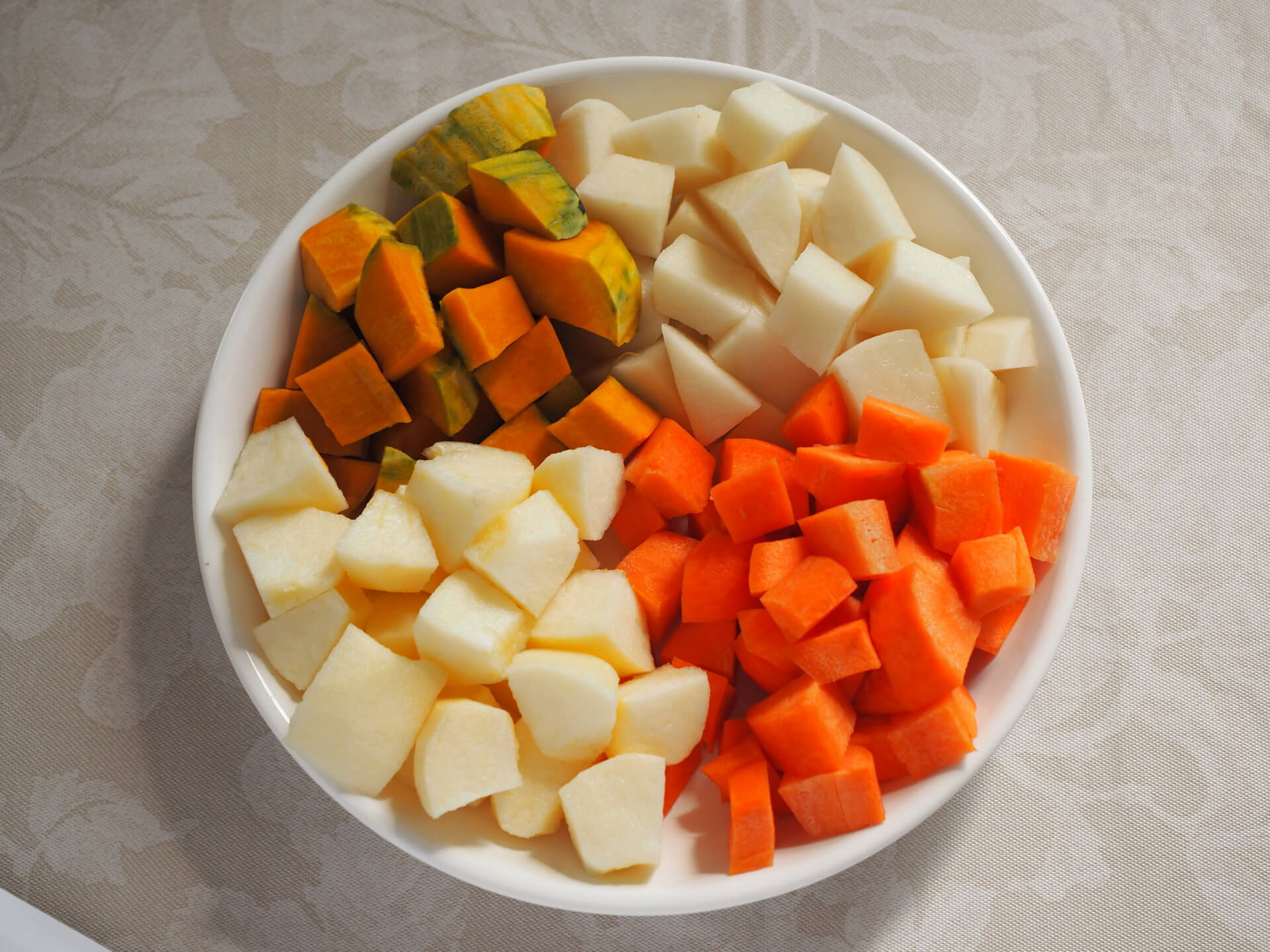 南瓜、馬鈴薯、蘋果、胡蘿蔔切塊
