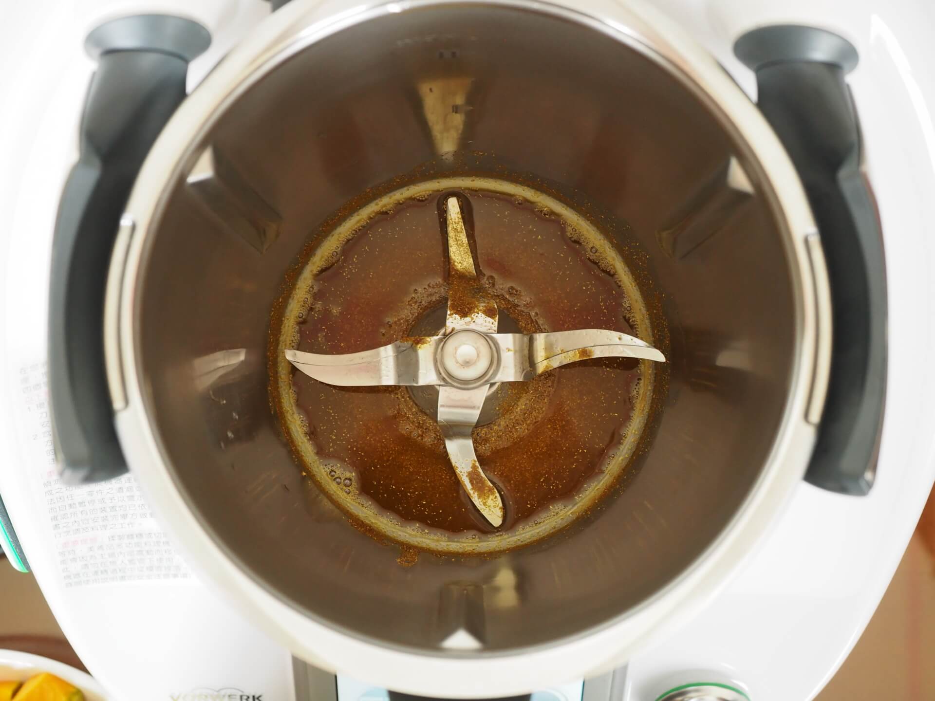 爆香好的油與咖哩粉