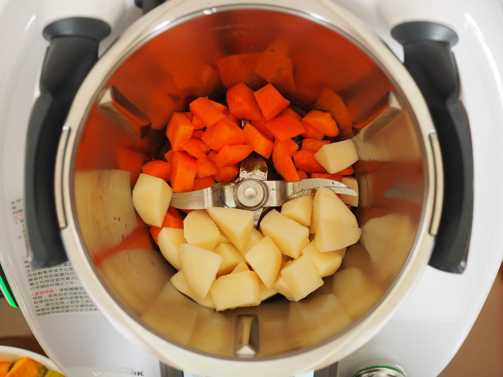 加入胡蘿蔔、馬鈴薯