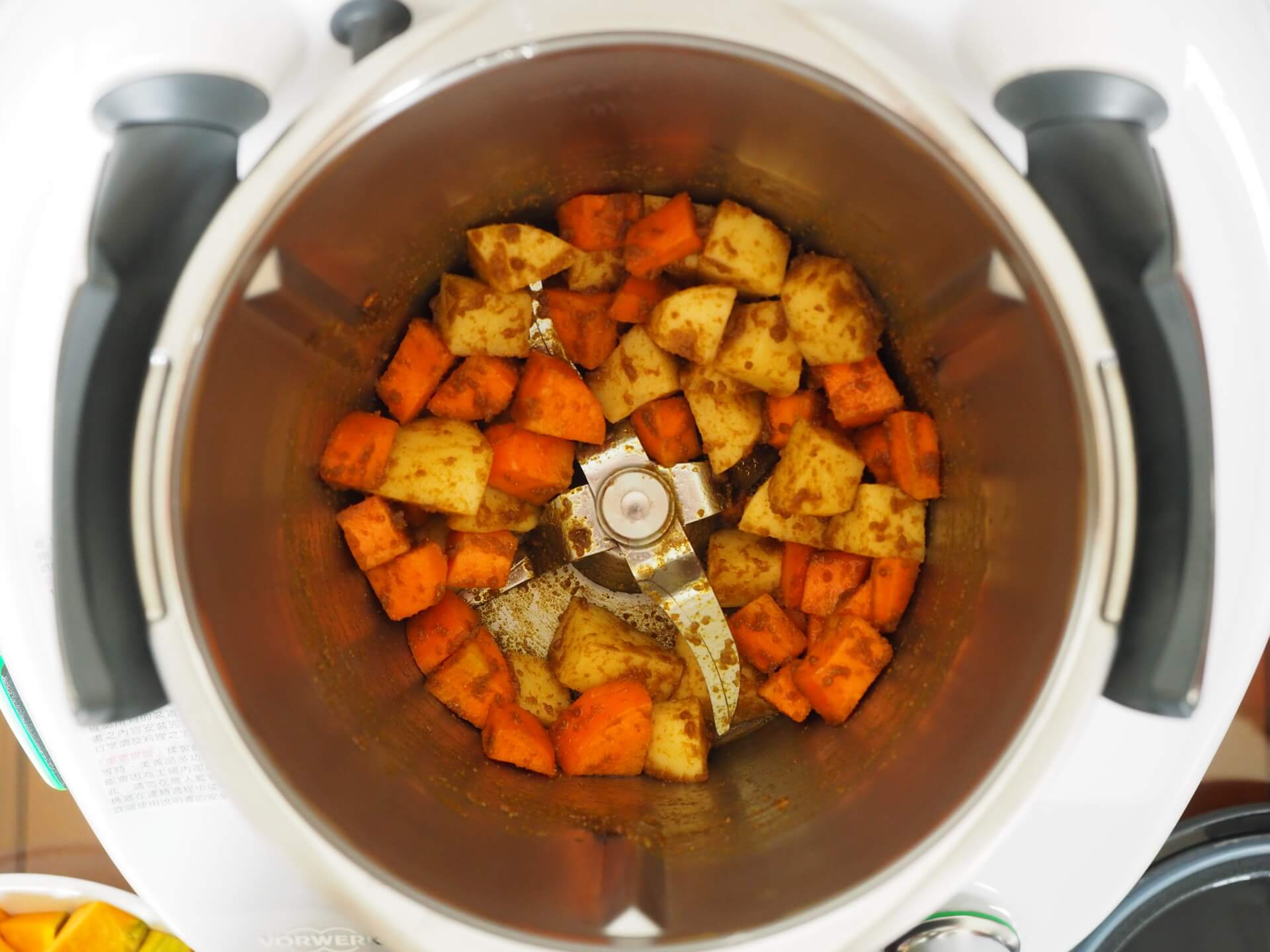 拌炒好的胡蘿蔔、馬鈴薯