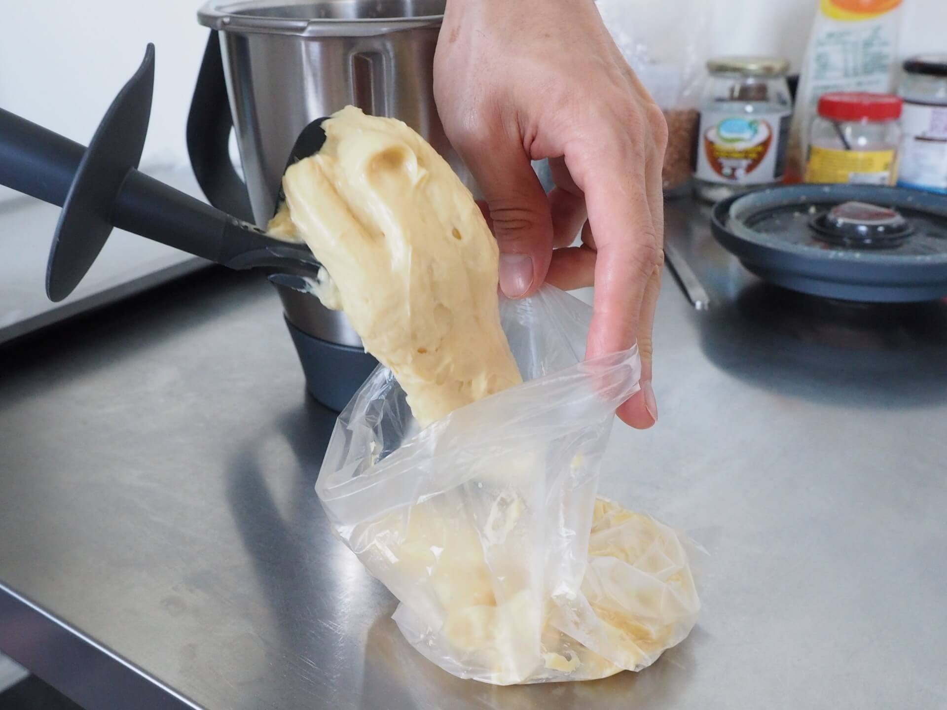 將麵糊放入塑膠袋