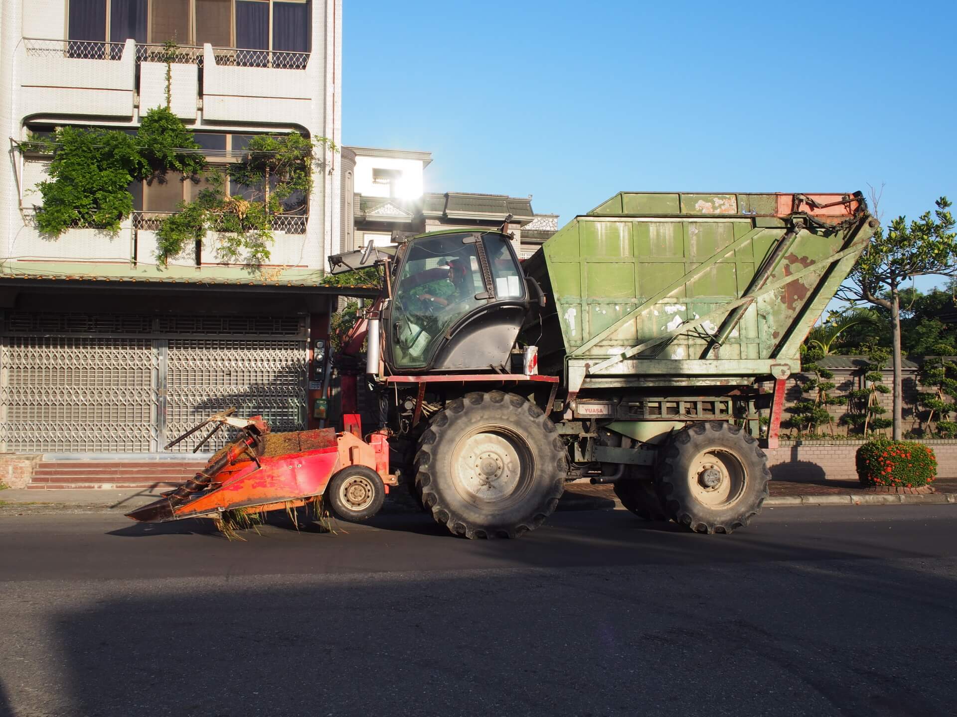 馬路上的農機