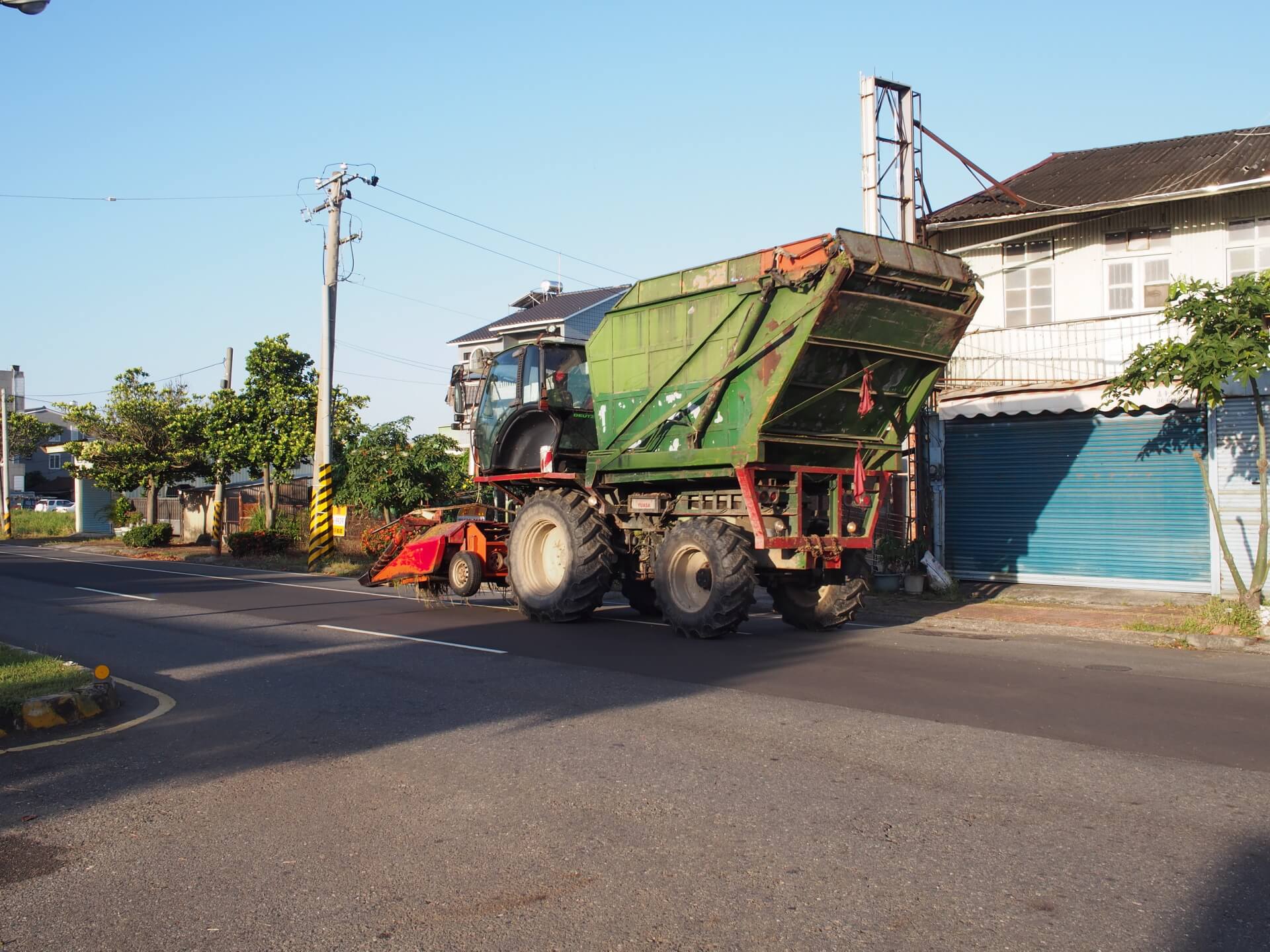 馬路上的農機