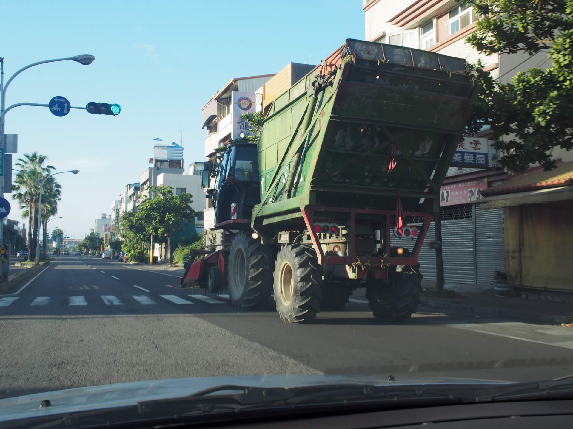 馬路上的農機