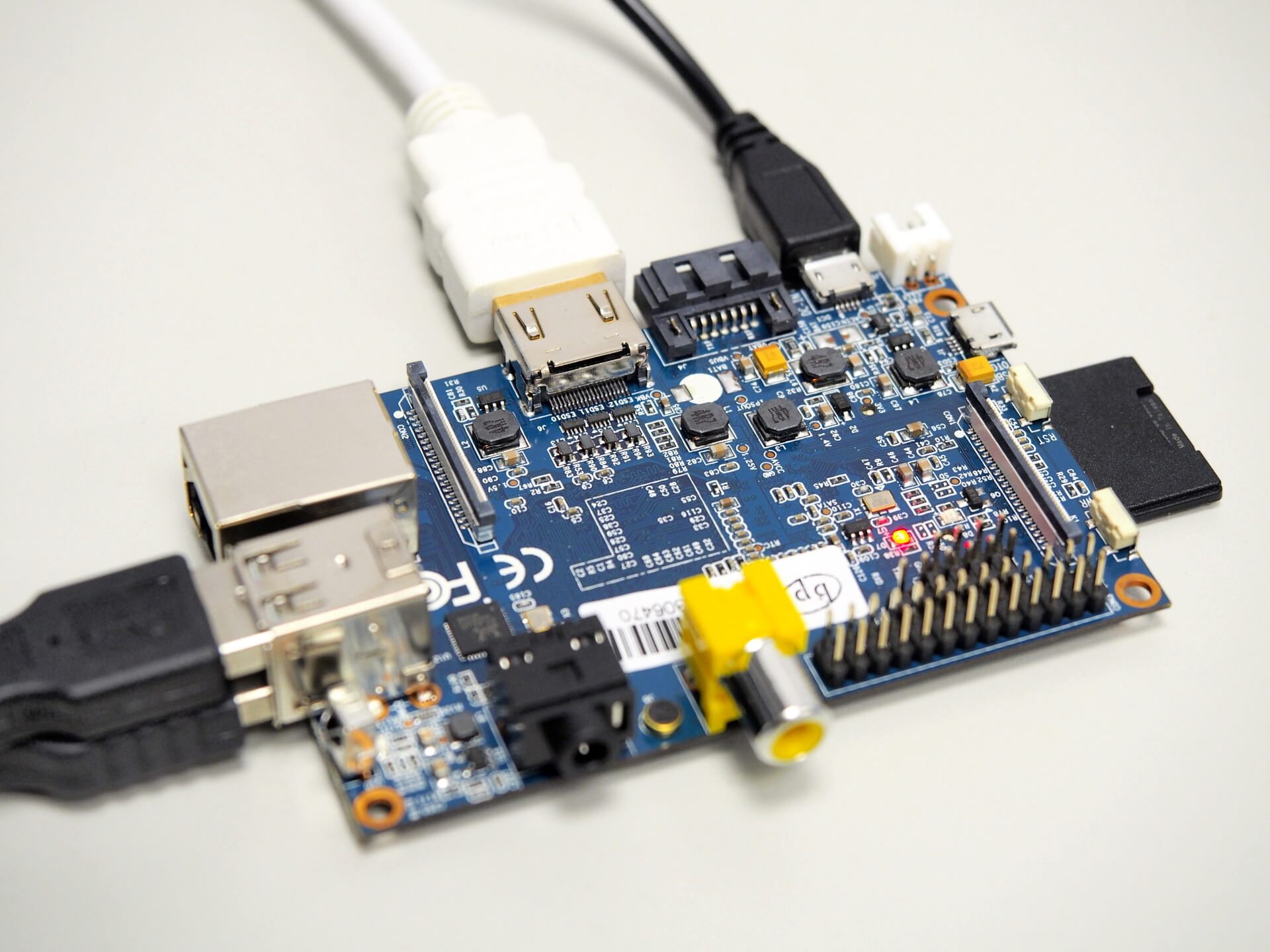 接上電源、滑鼠、鍵盤與螢幕