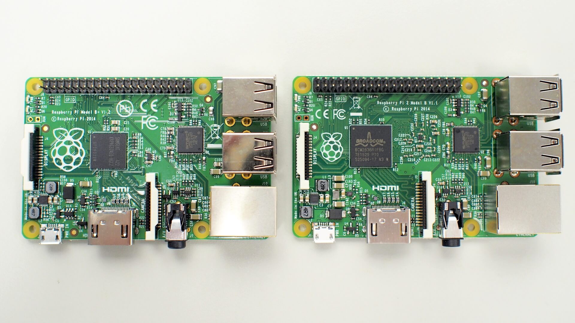 Raspberry Pi 1 Model B+（左）與 Raspberry Pi 2 Model B（右）