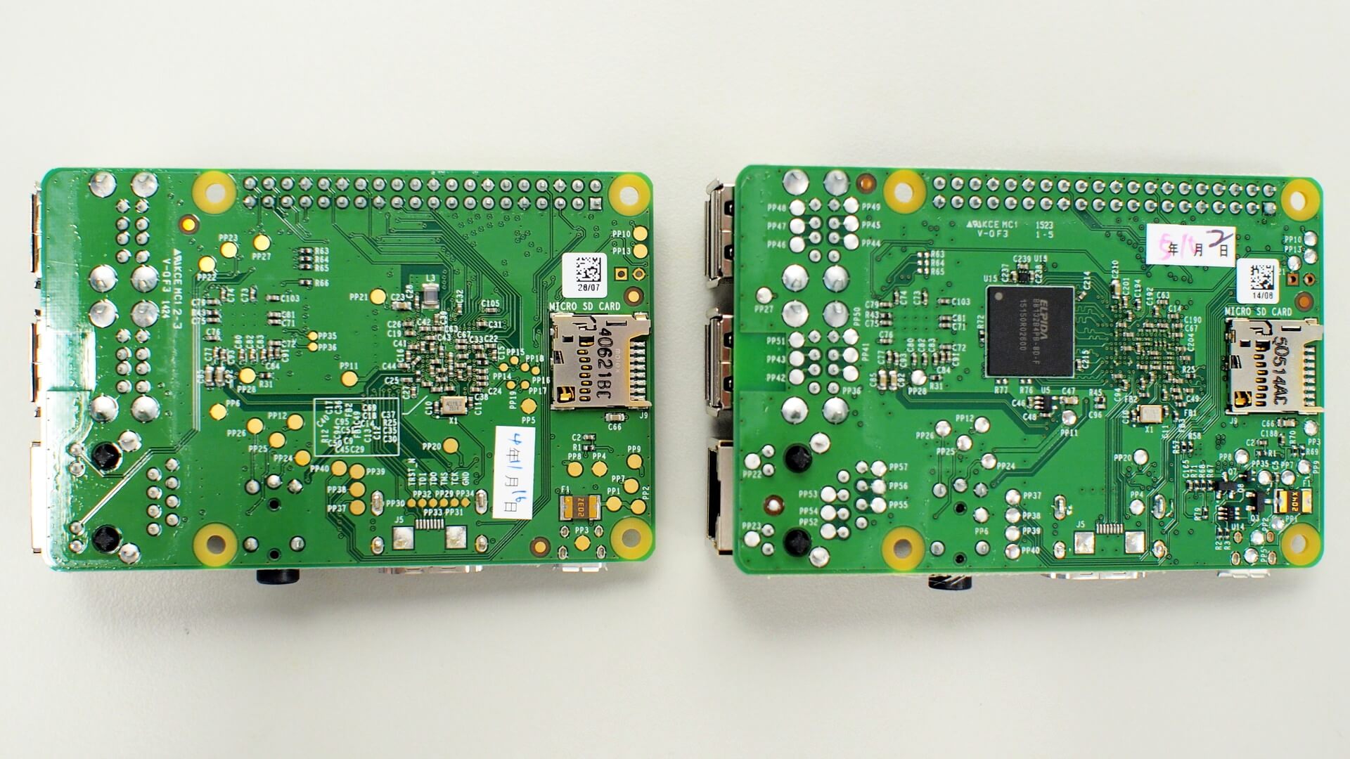 Raspberry Pi 1 Model B+（左）與 Raspberry Pi 2 Model B（右）