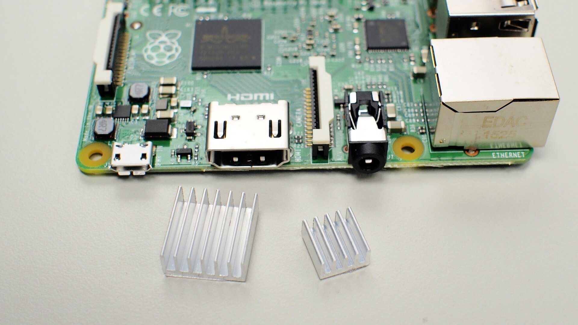 Raspberry Pi 2 Model B 與散熱片