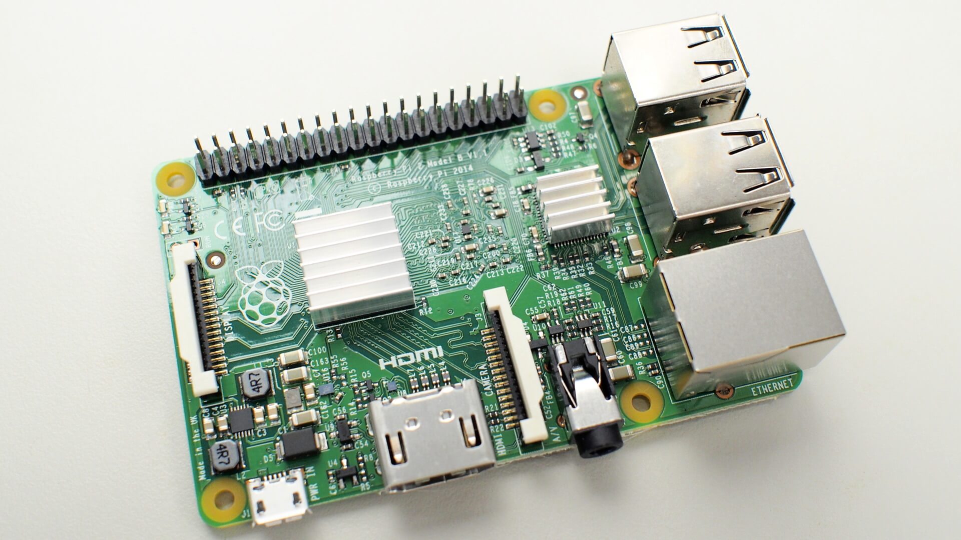 貼上散熱片的 Raspberry Pi 2 Model B