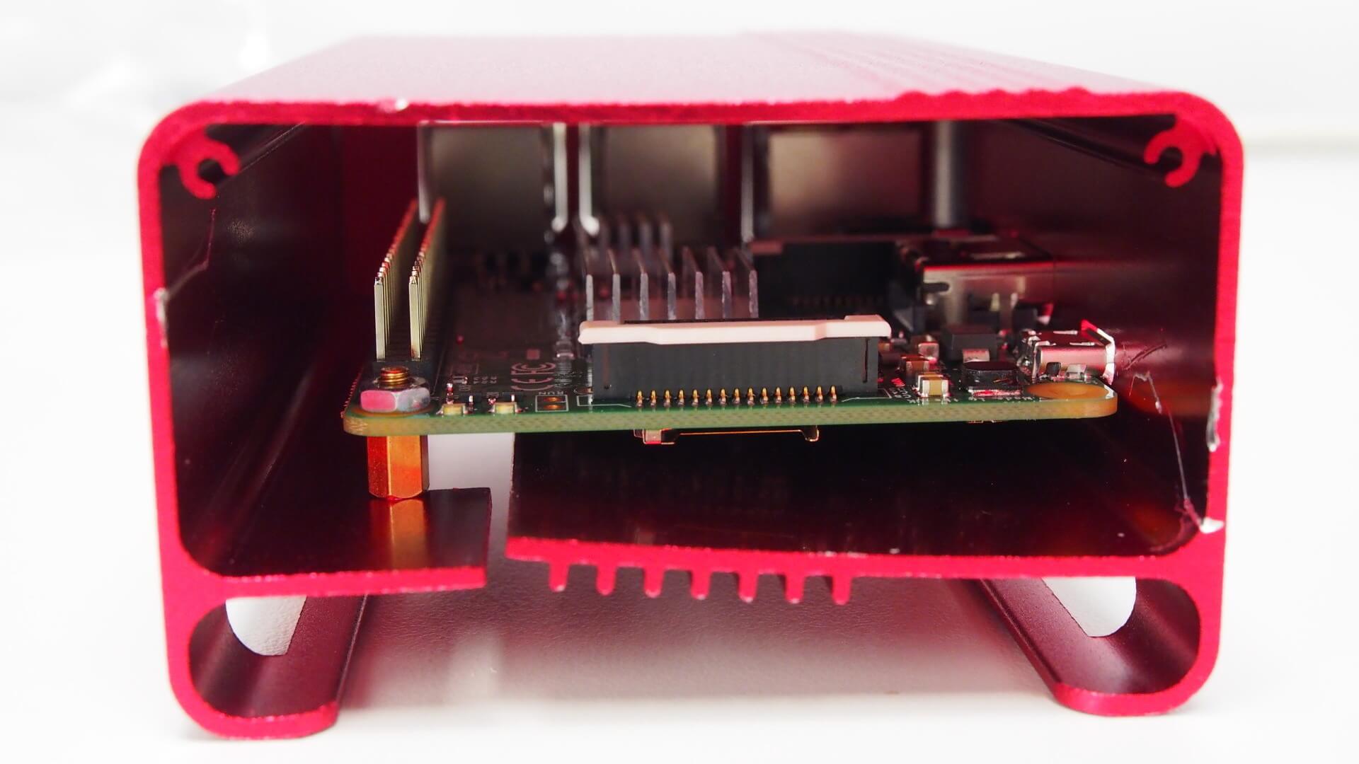 樹莓派對準孔位