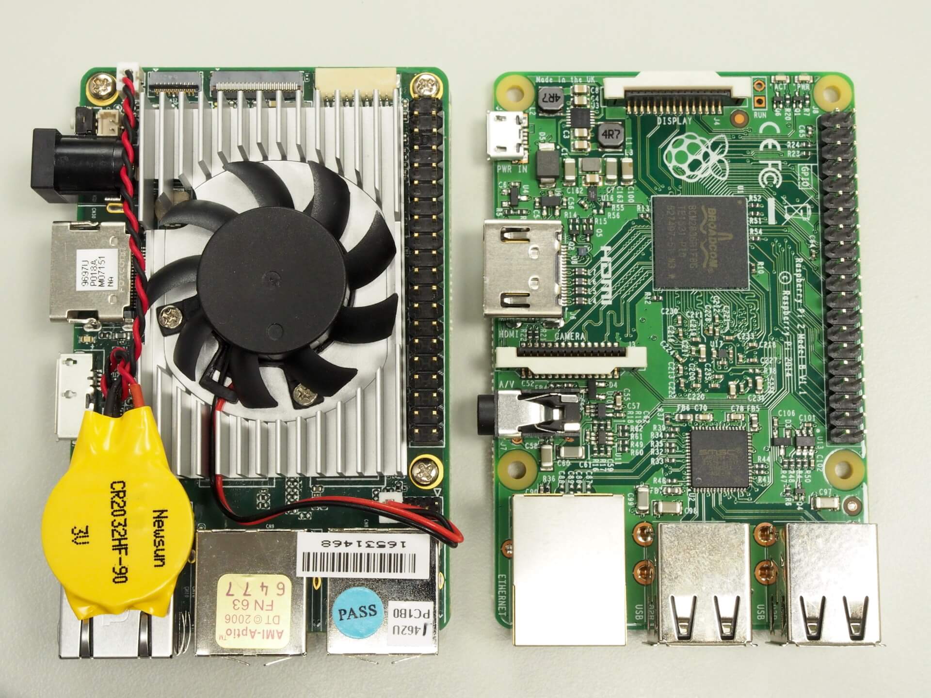 UP Board 開發版（左）與樹莓派開發版（右）