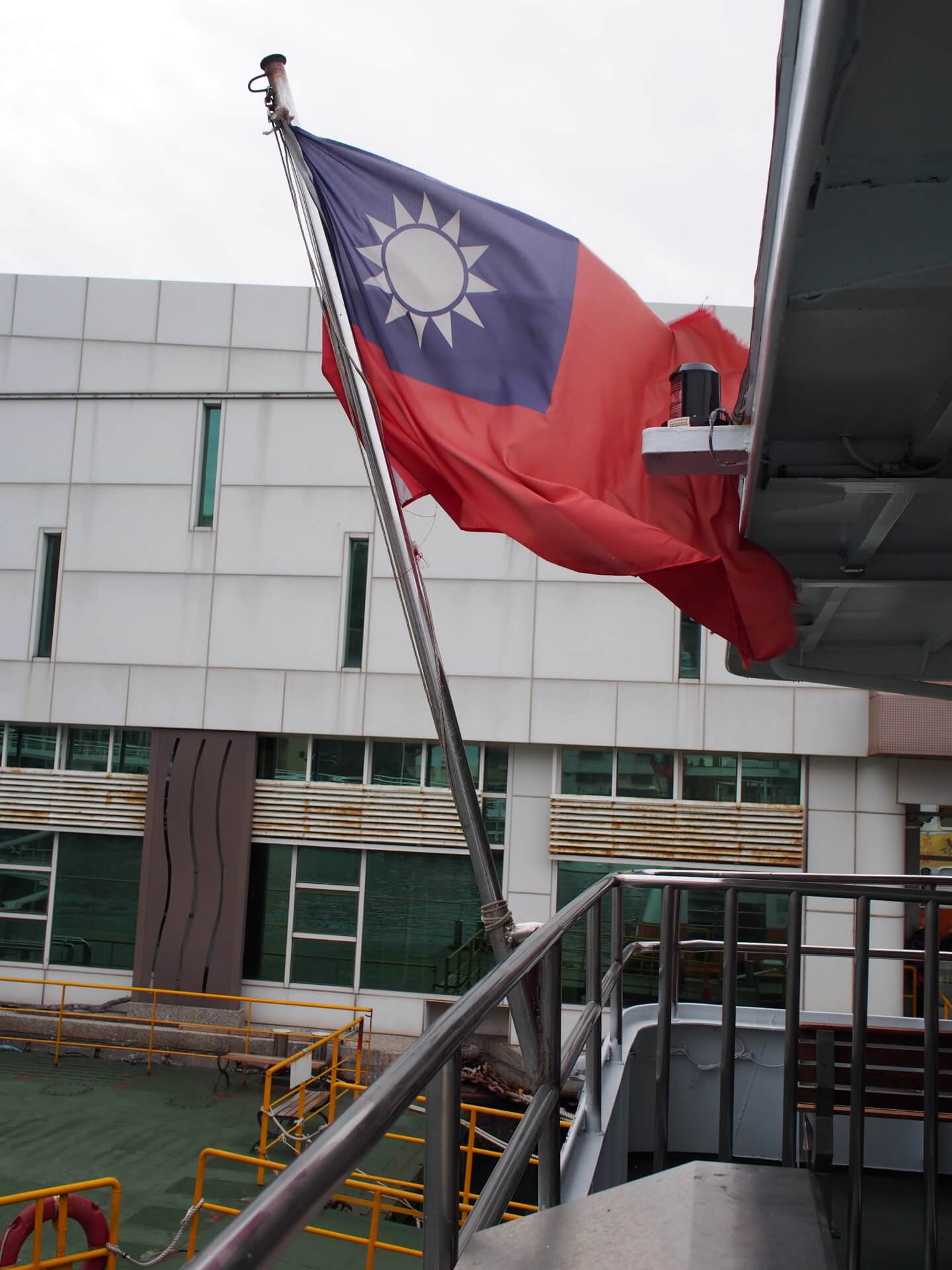 旗津-鼓山渡輪船尾國旗