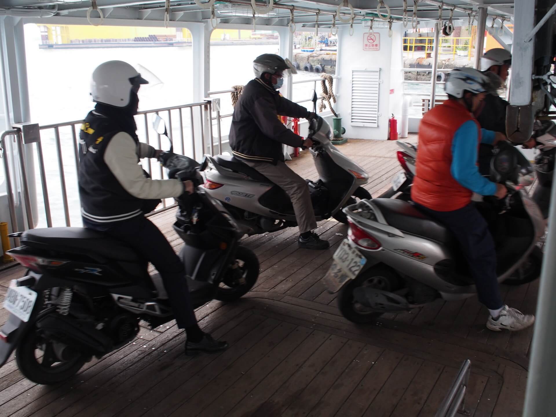 旗津-鼓山渡輪上的機車