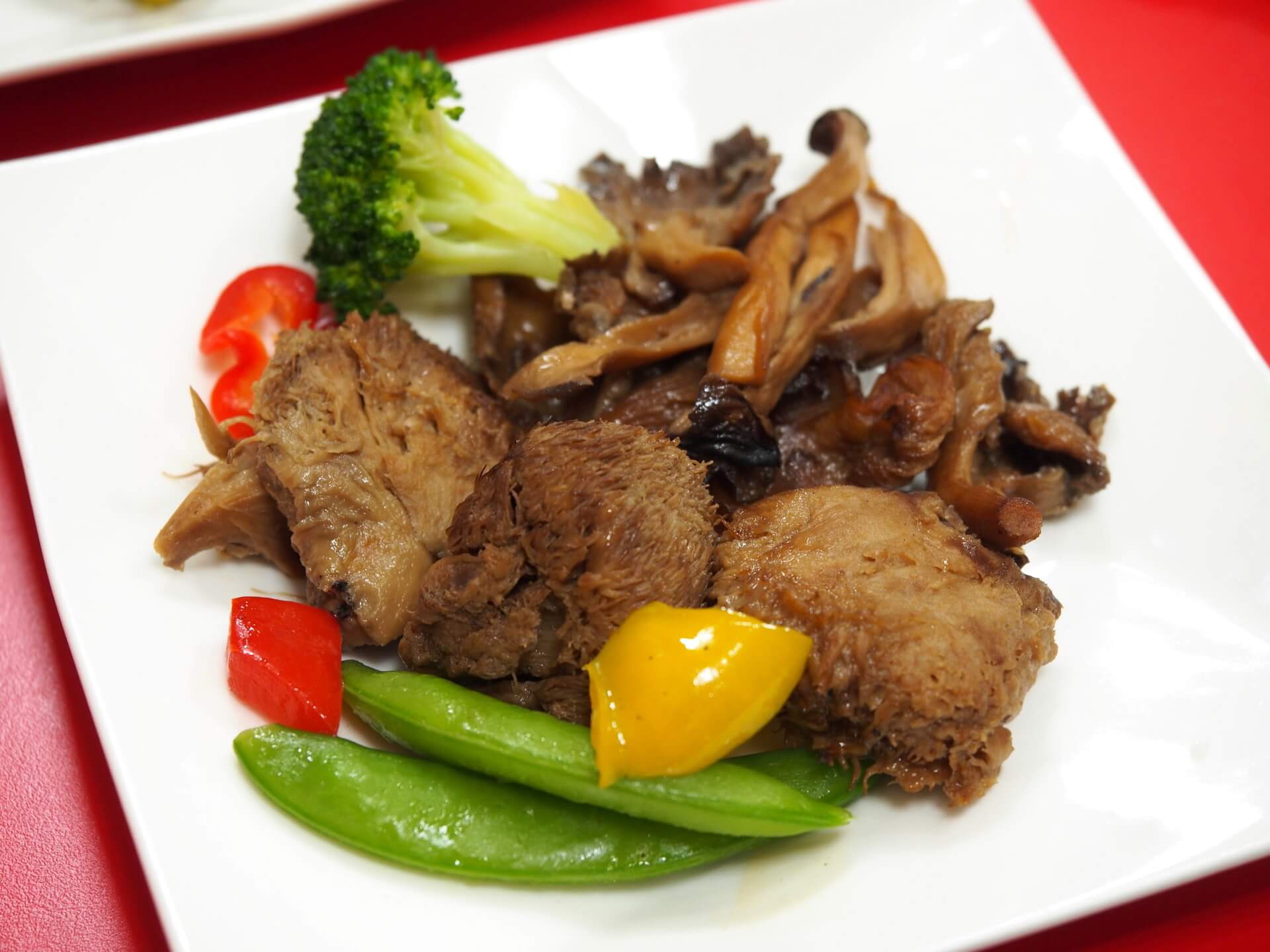 陶燒猴頭菇與鐵板三杯菇