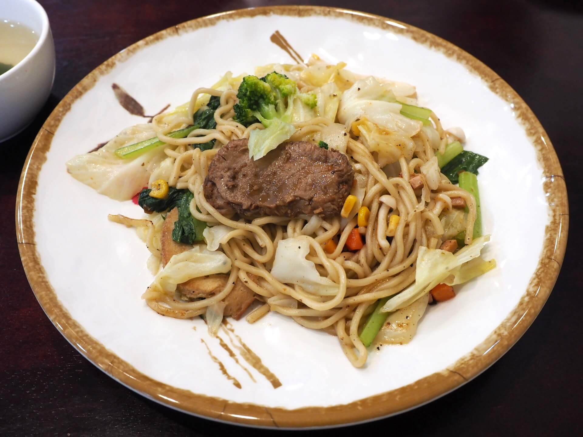 黑胡椒猴菇炒麵