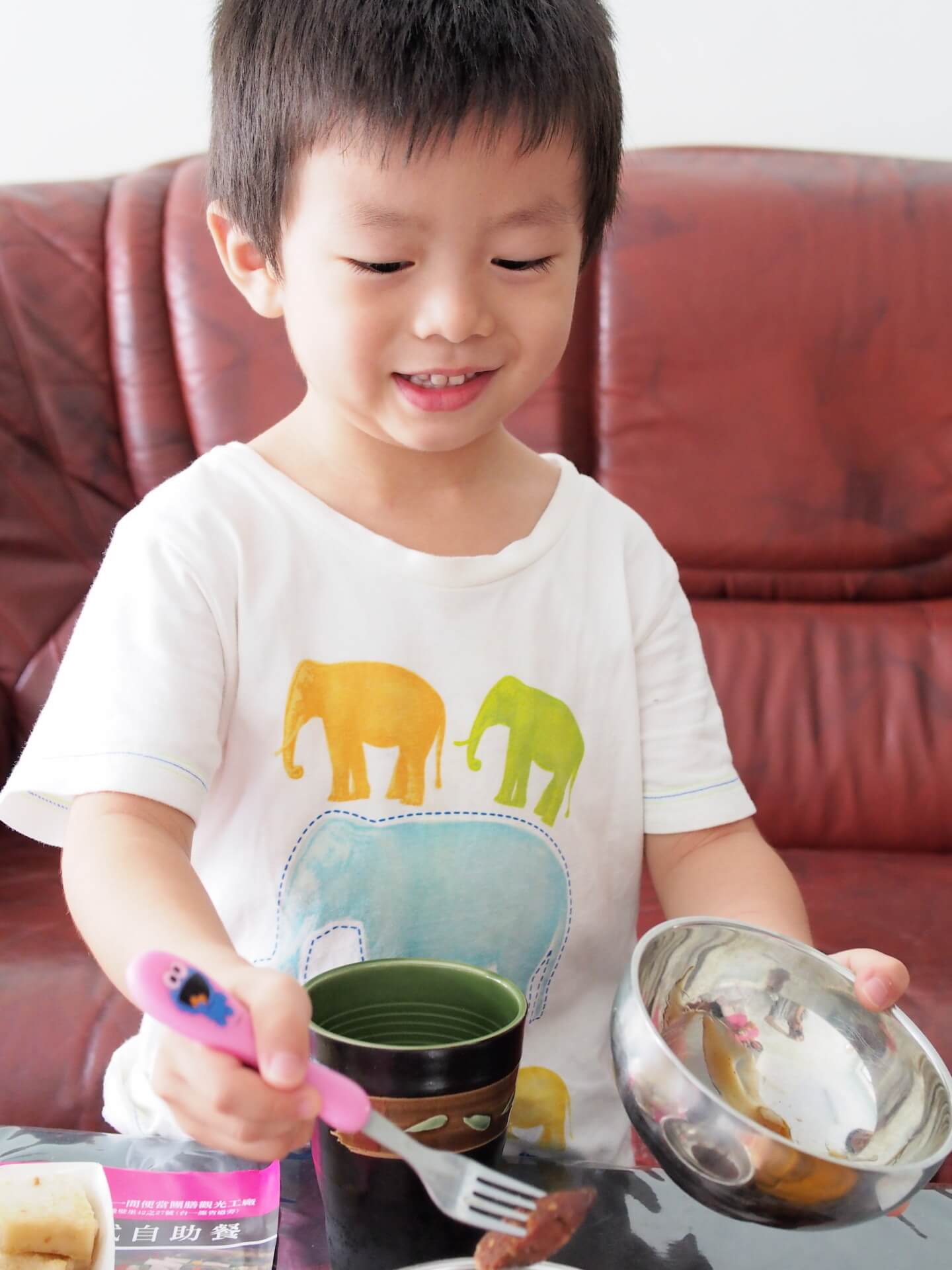 小朋友吃素香腸