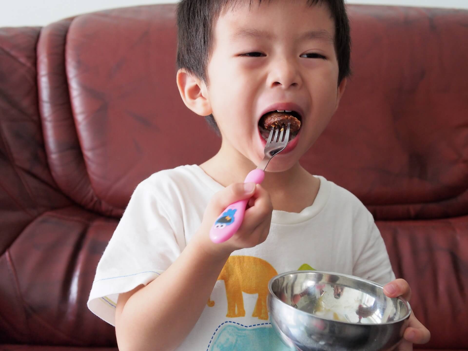 小朋友吃素香腸