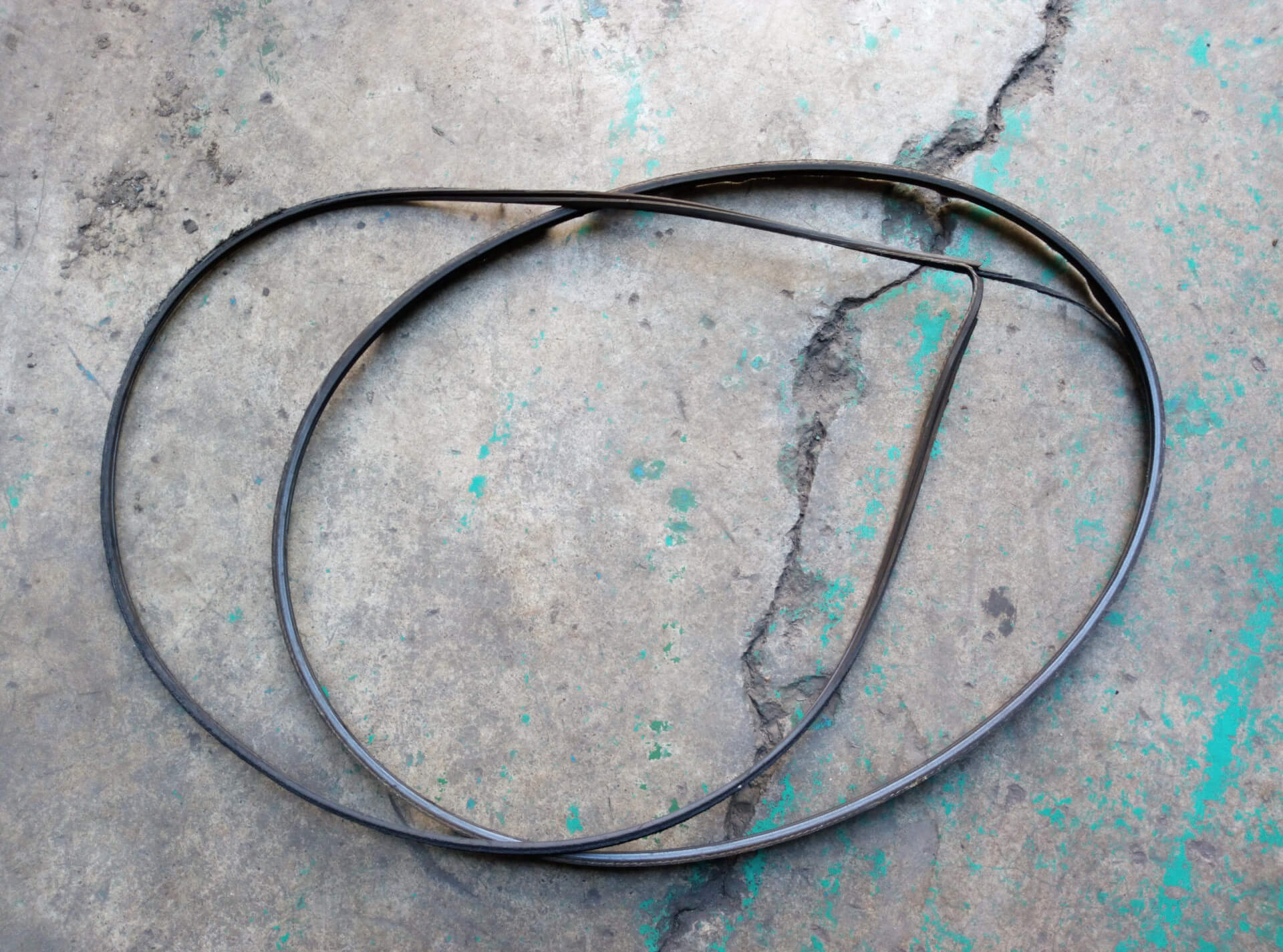 斷裂的方向機皮帶