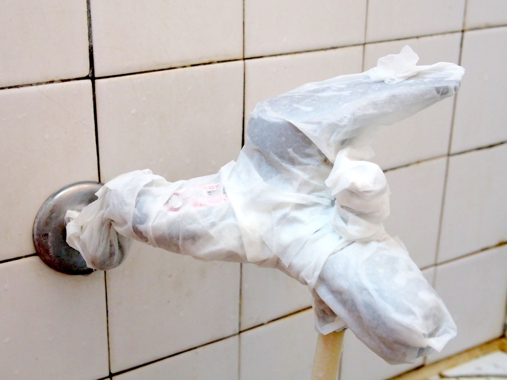 紙巾沾檸檬酸清除水垢