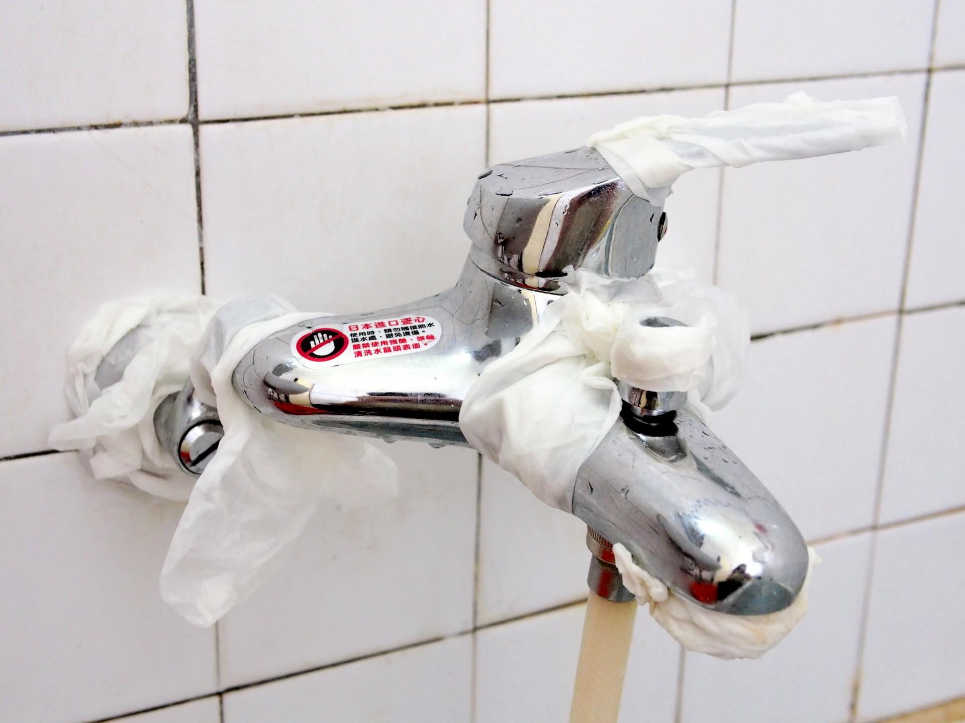 紙巾沾檸檬酸清除水垢