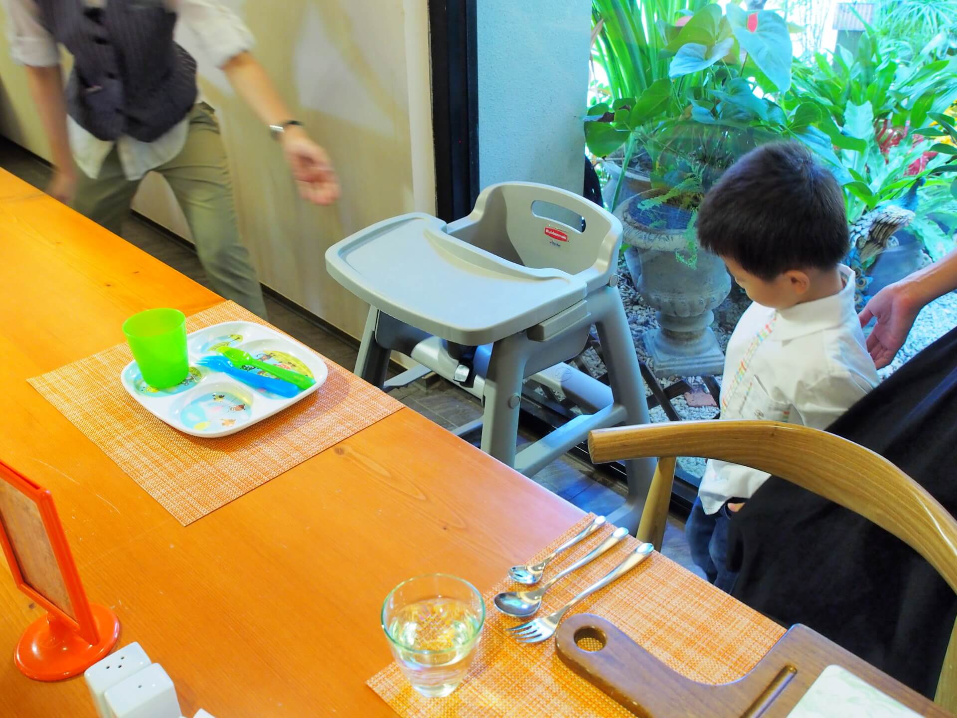 兒童餐椅與餐具