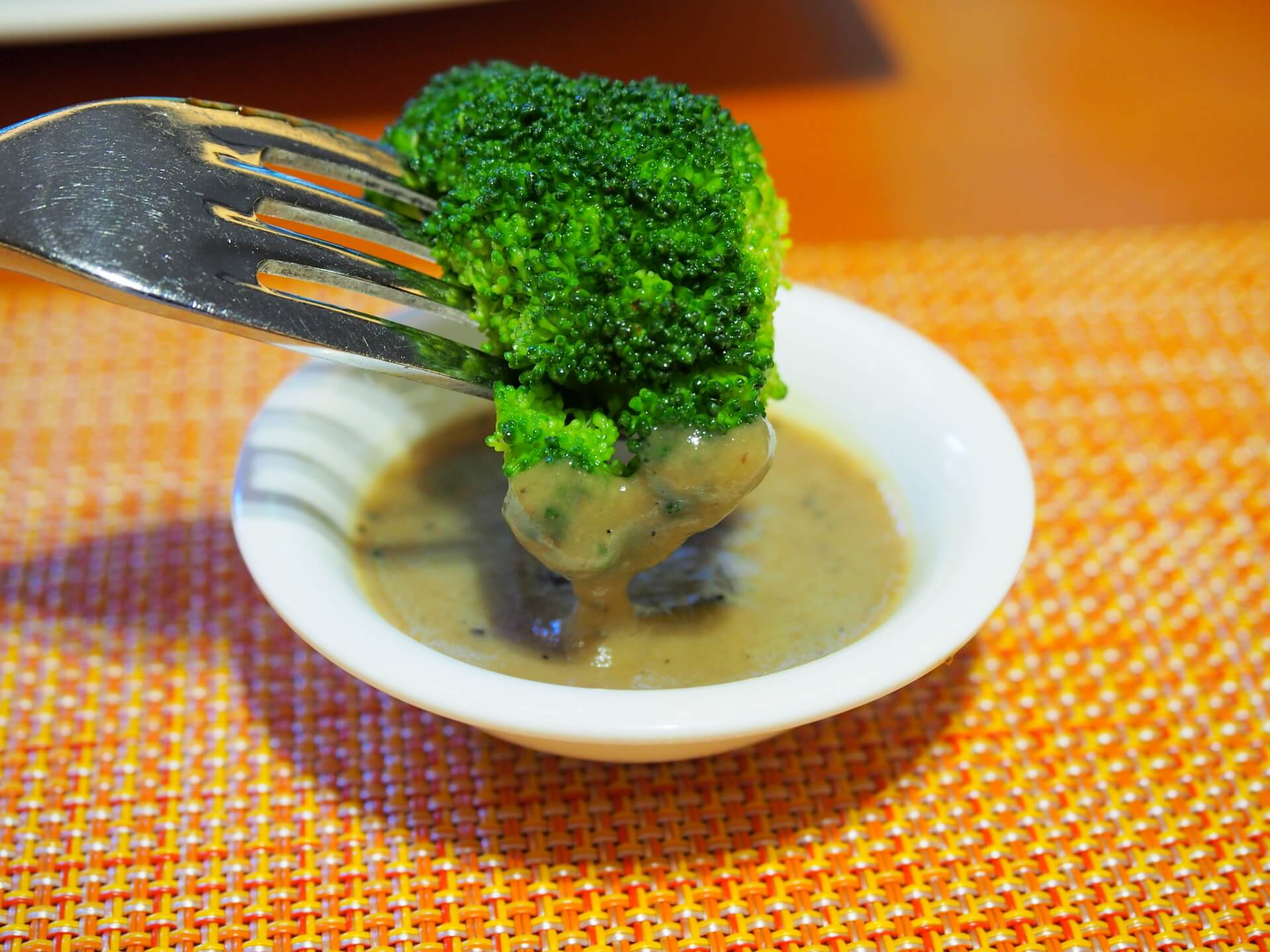 青花椰菜的黑胡椒沾醬