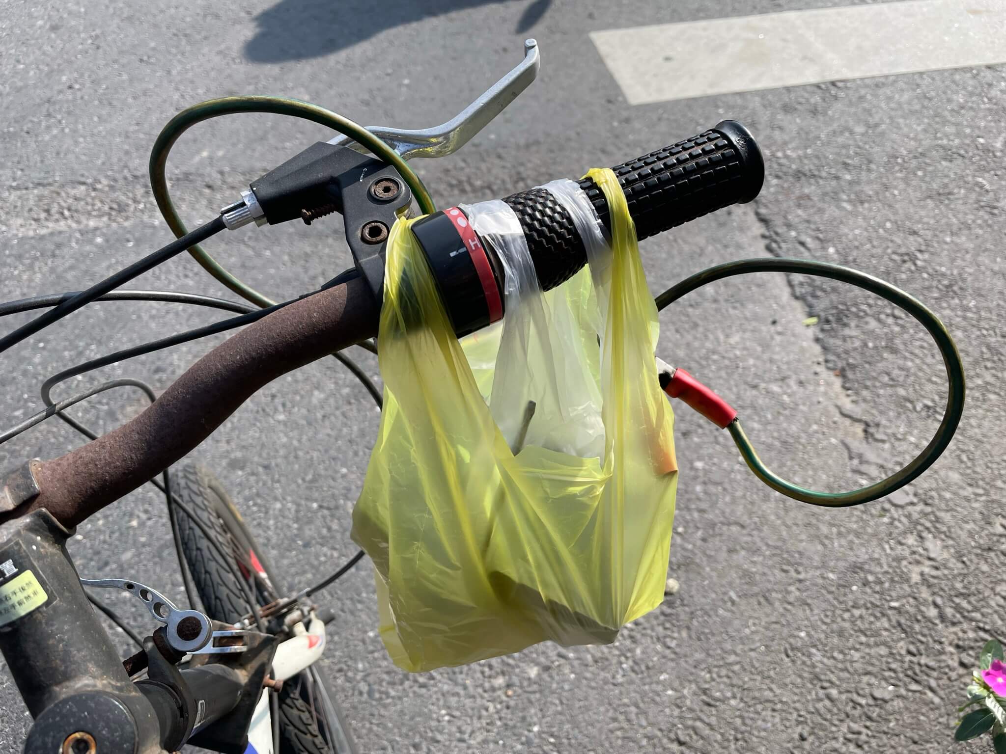 跟車行老闆借的電瓶