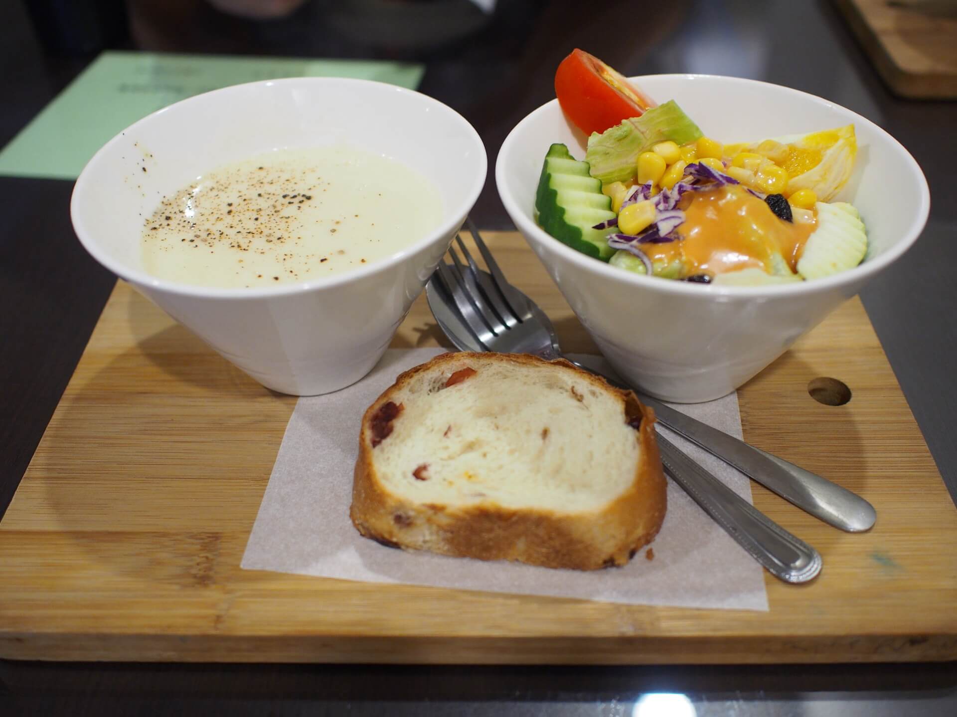 前菜(玉米濃湯、生菜沙拉與麵包)