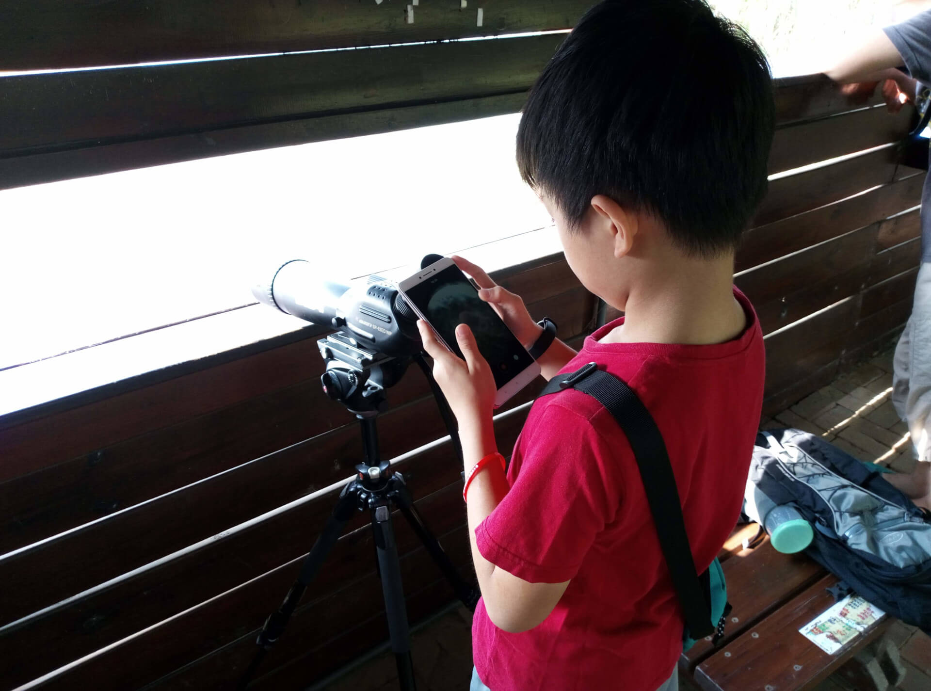 以手機對望遠鏡拍攝