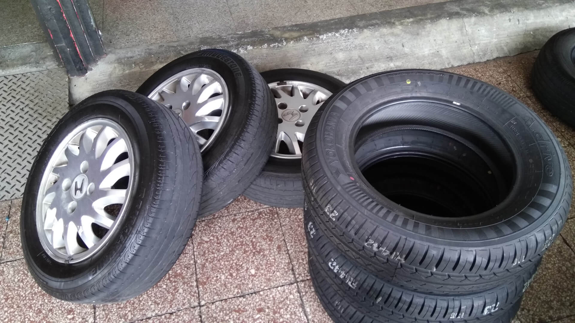 新輪胎與舊輪胎