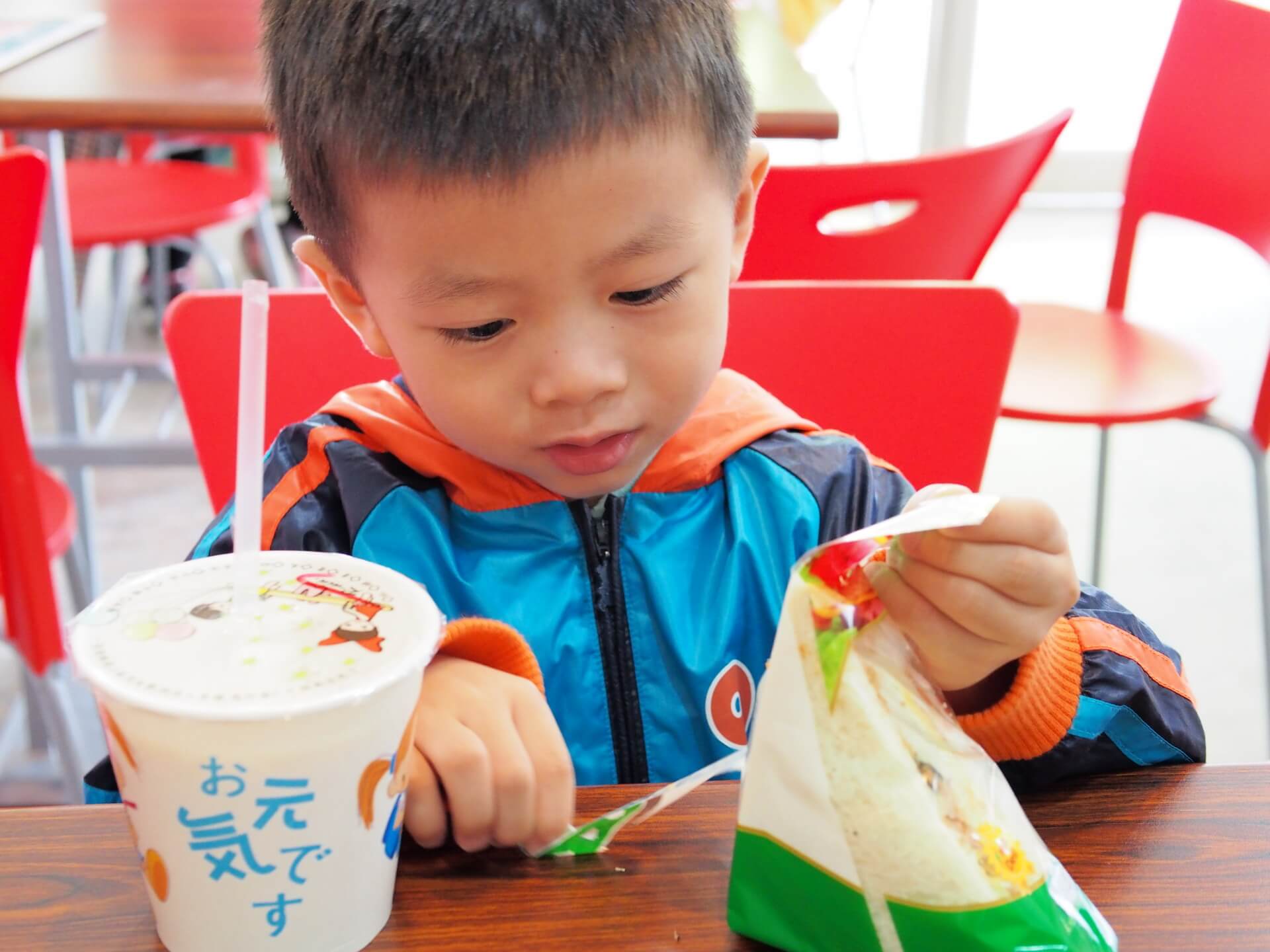 小朋友吃三明治