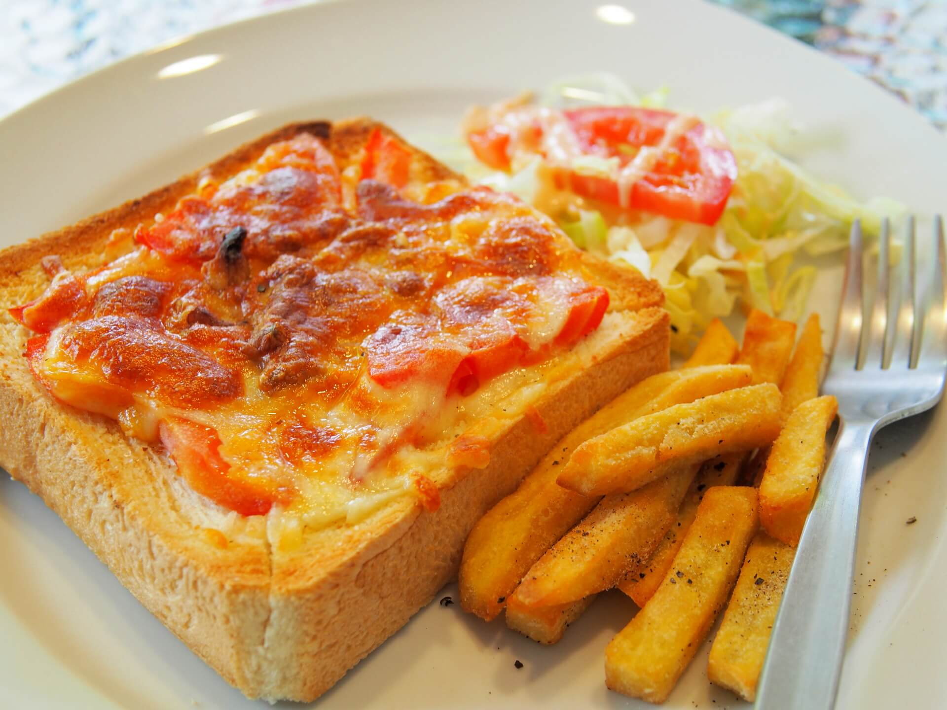 焗烤蕃茄核桃厚片、地瓜與沙拉