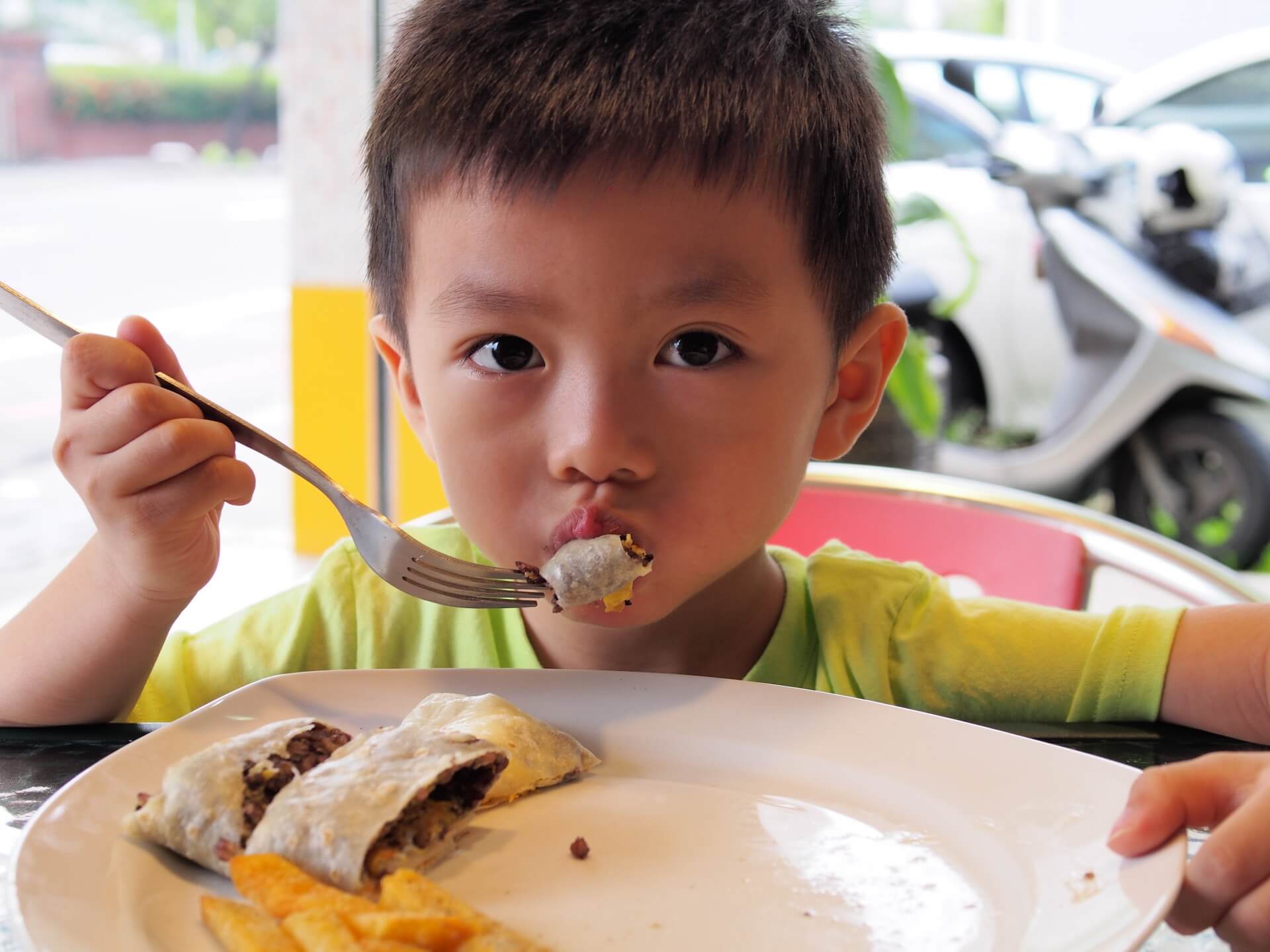 小朋友吃蕎麥紫米蛋餅