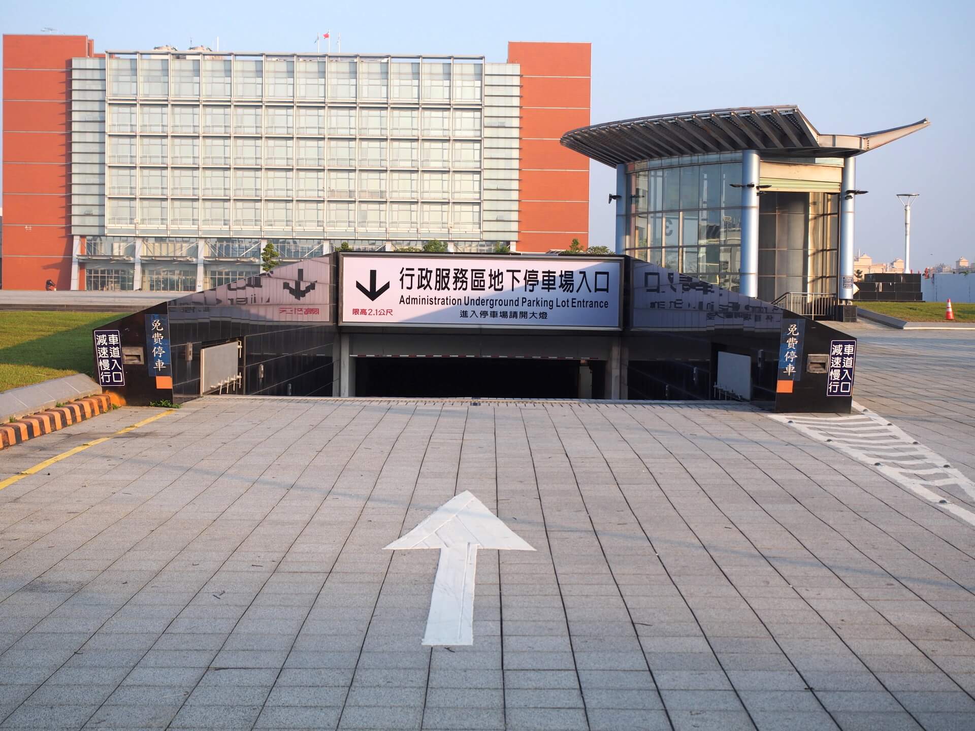 地下停車場入口