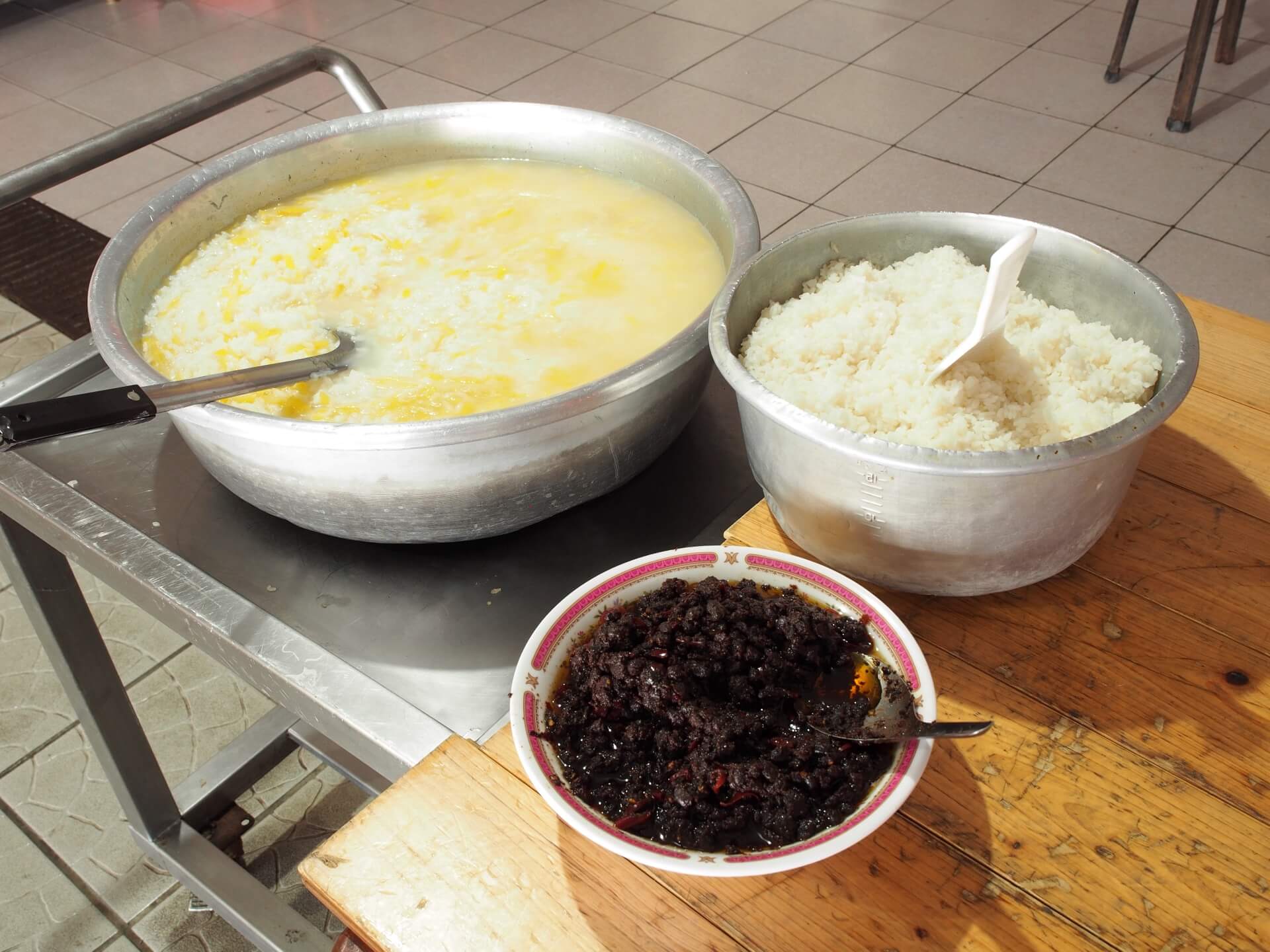 早餐稀飯、白飯與豆鼓