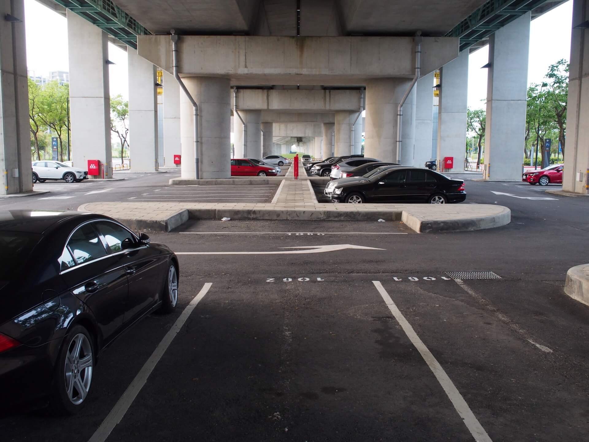 高鐵橋下停車場